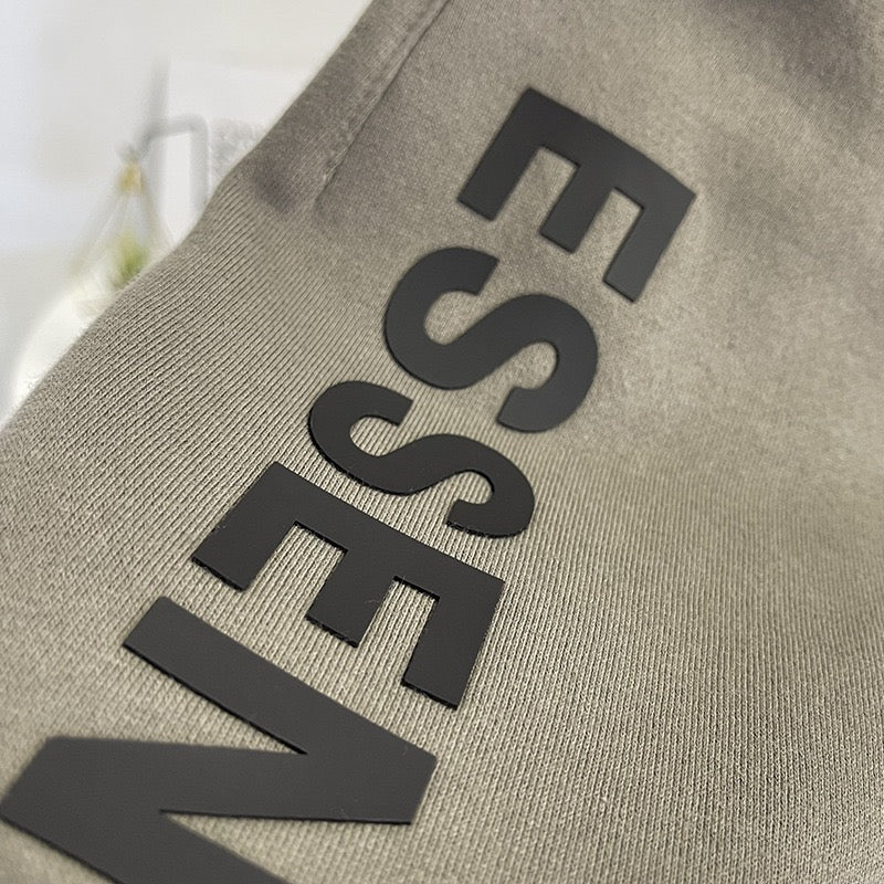 Schwarze, weiße und graue Hose