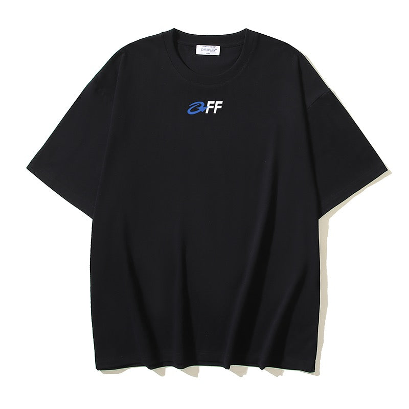 Weißes und schwarzes T-Shirt