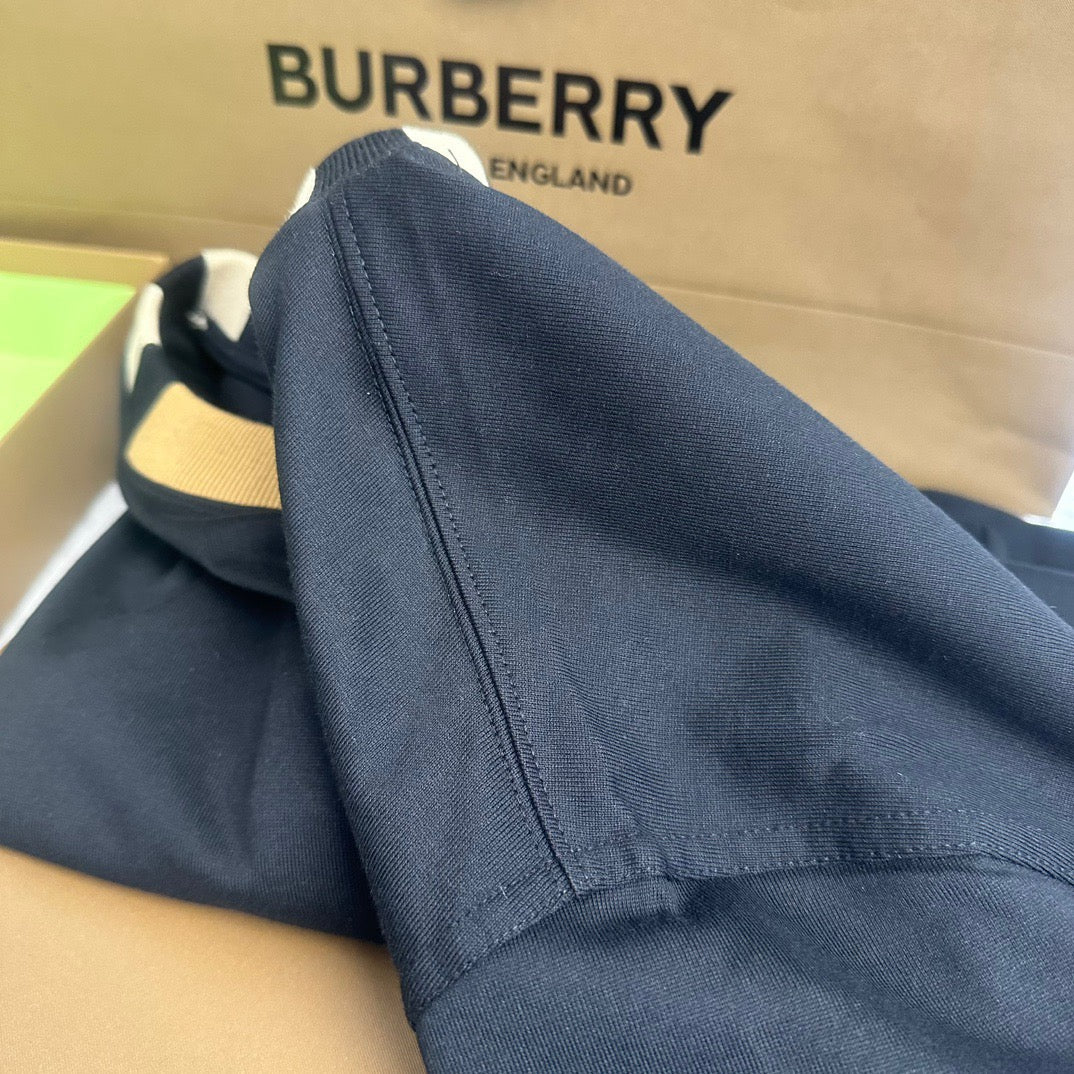 Schwarzes, khakifarbenes und weißes T-Shirt