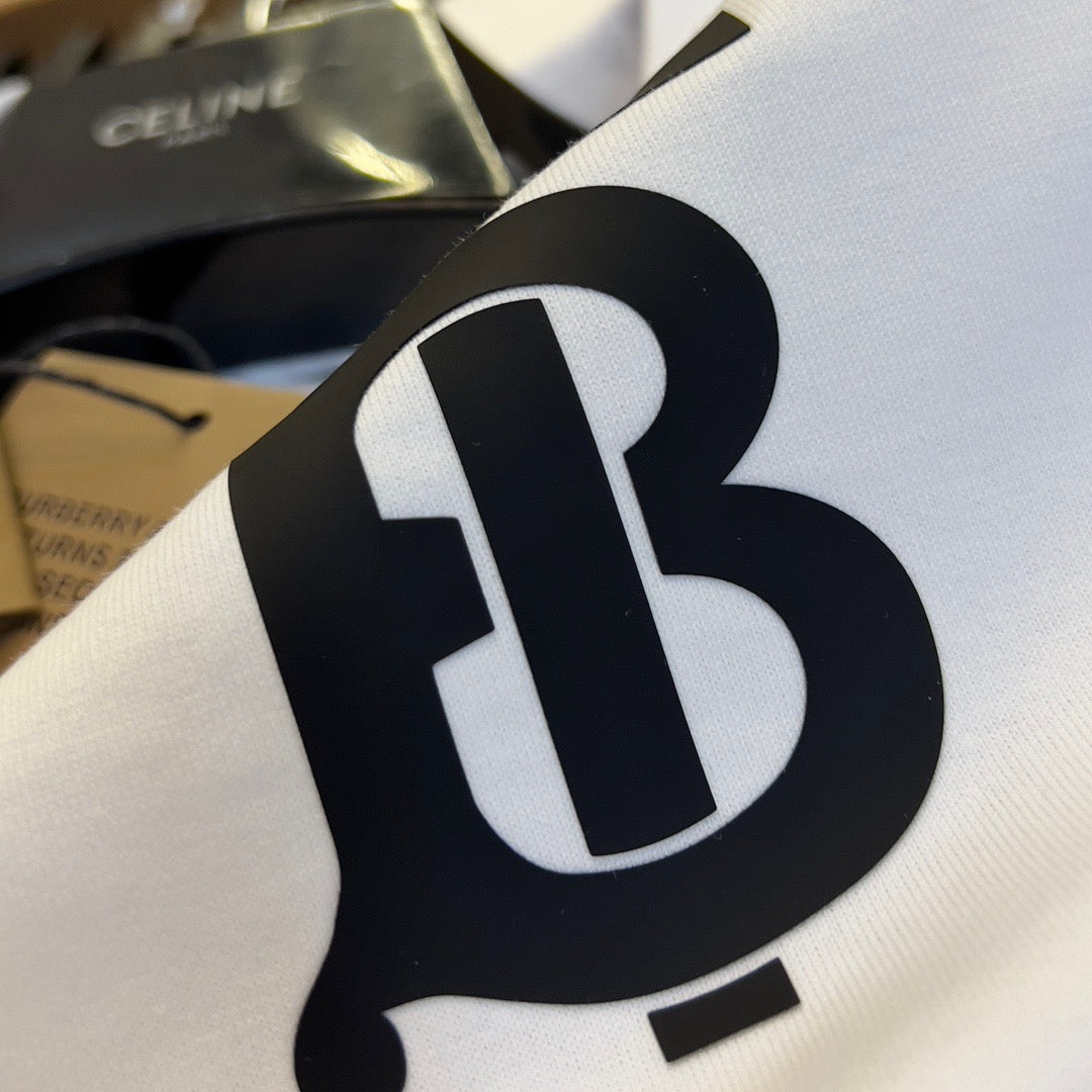 Schwarzes, khakifarbenes und weißes T-Shirt