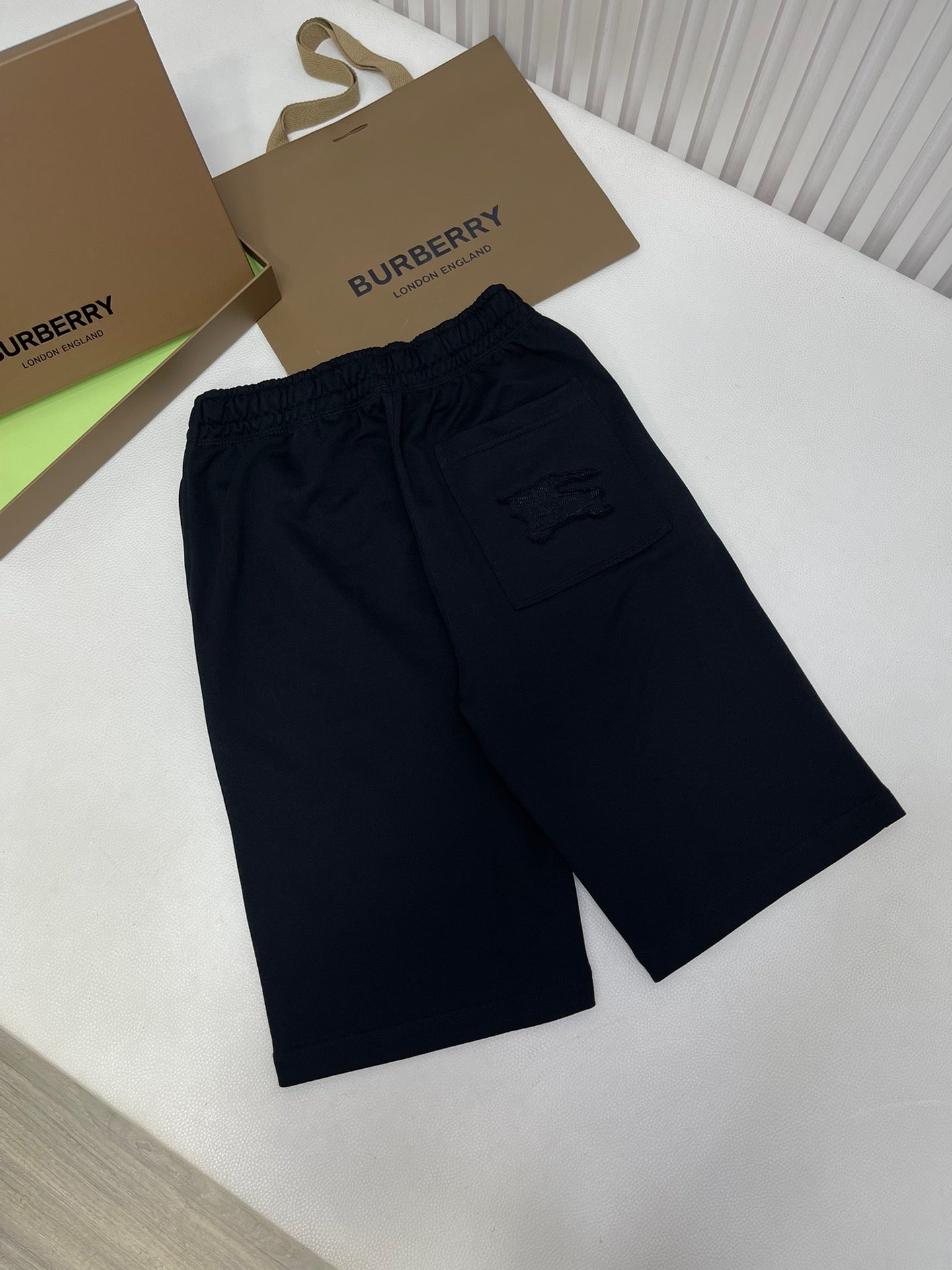 Schwarz, Weiß und Grün Short