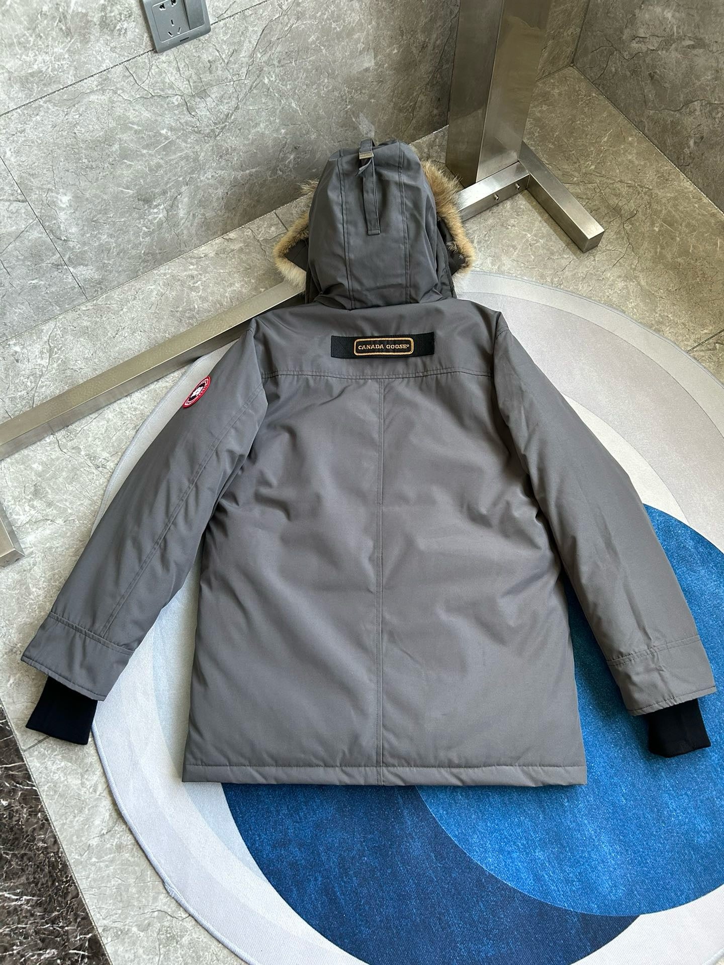 Schwarze und graue Jacke