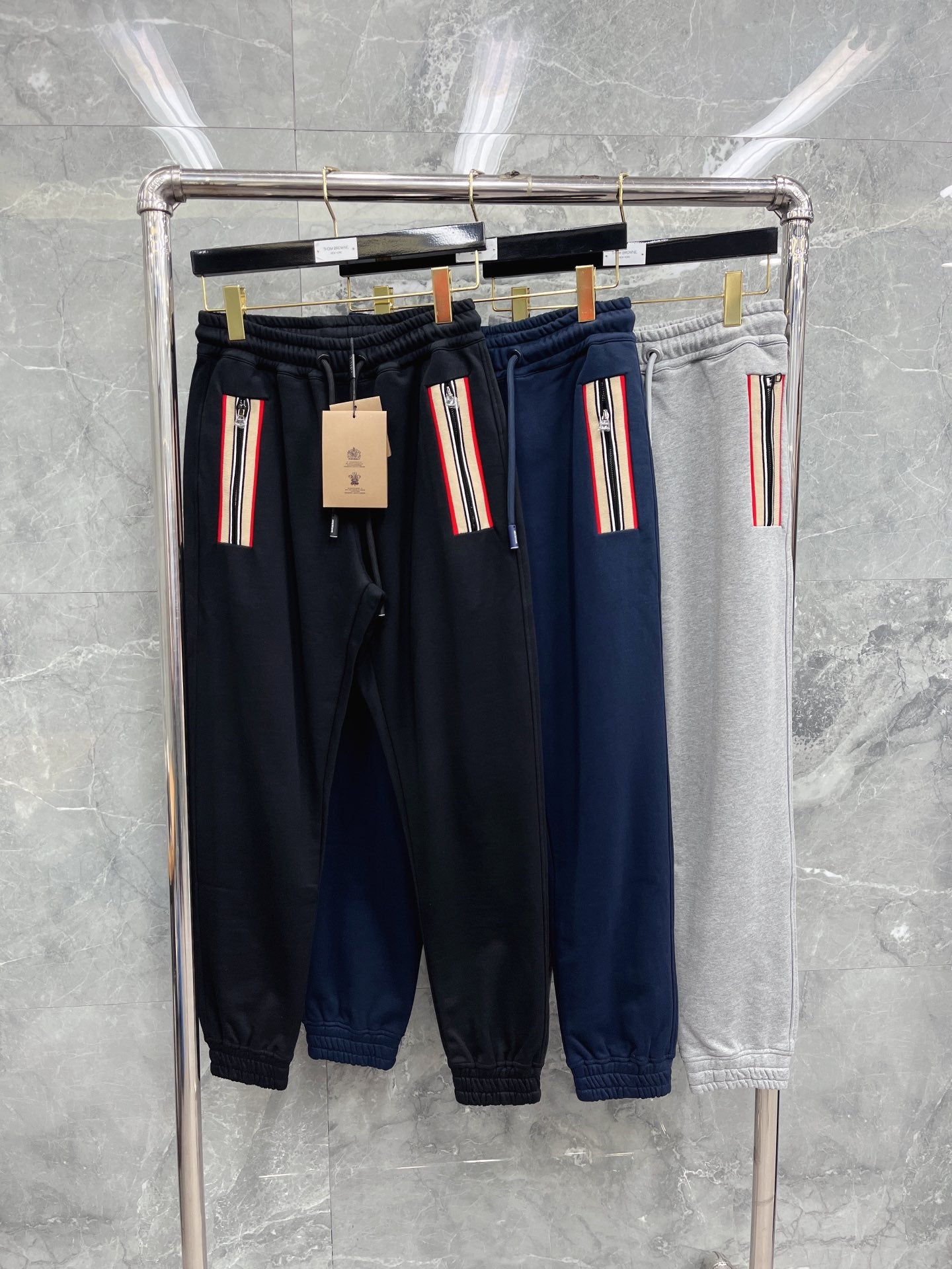 Schwarze, blaue und graue Hose