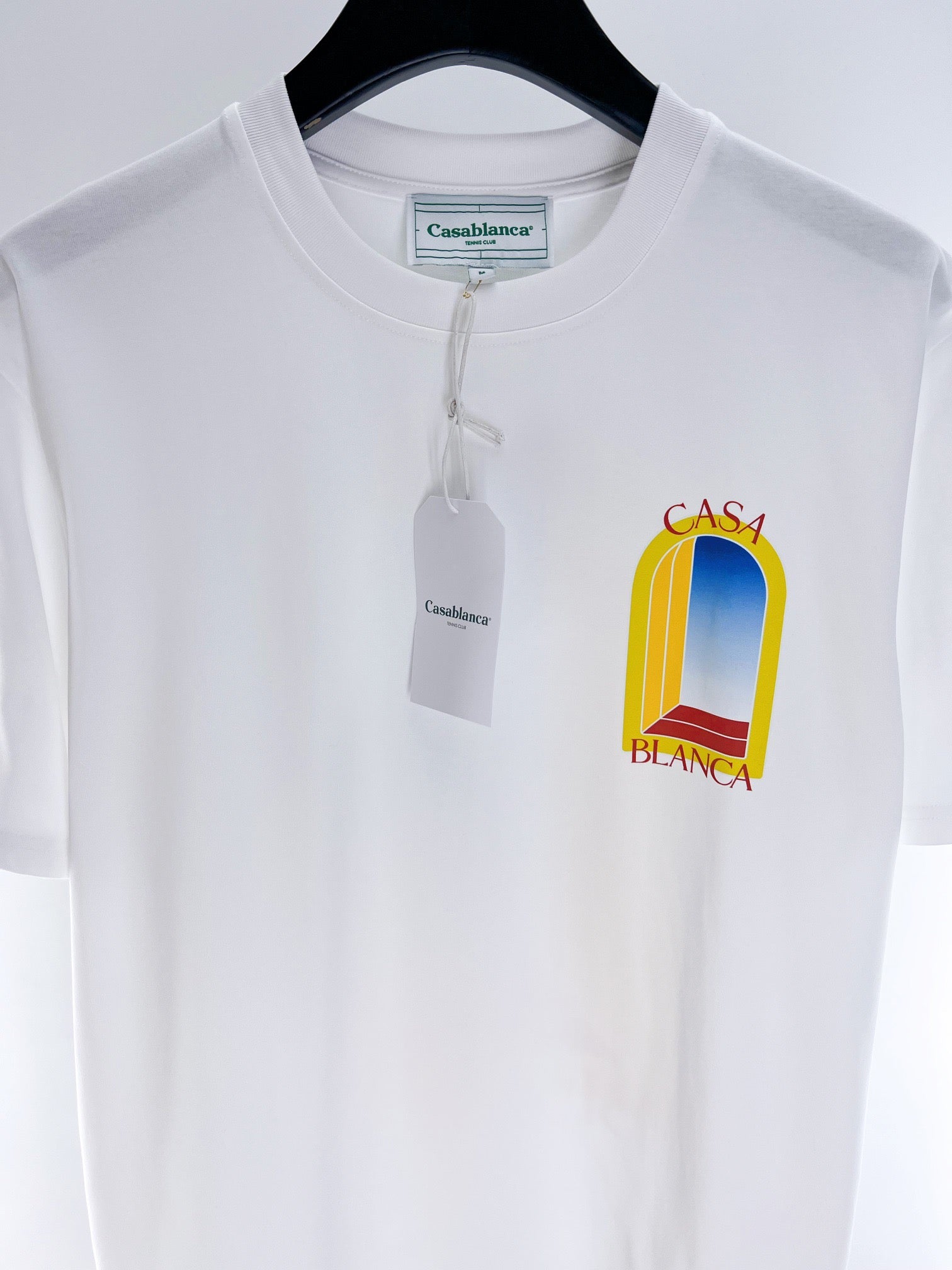 Gelbes und weißes T-Shirt
