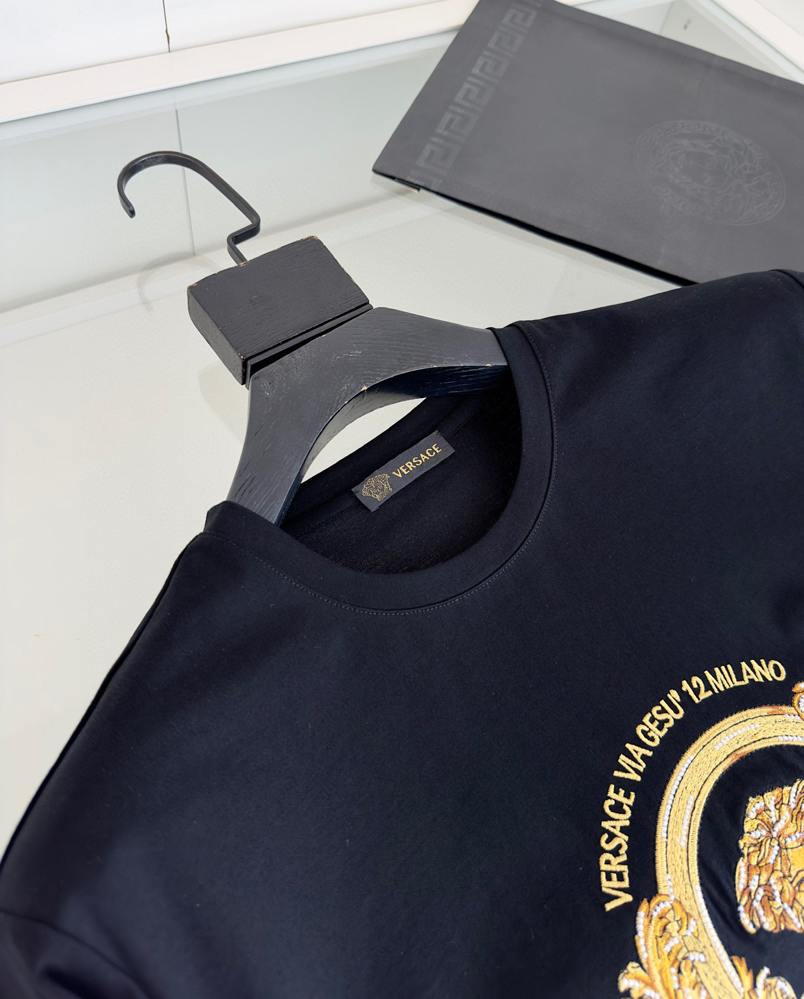Schwarz-weißes T-Shirt