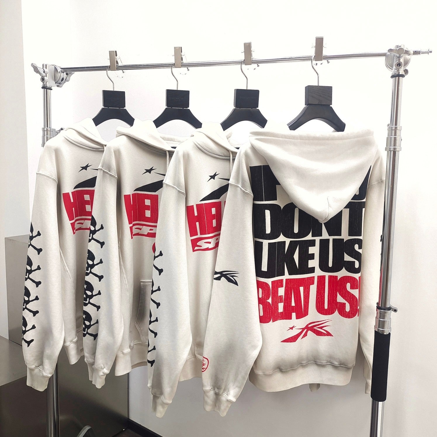Dunkelweißer Hoodie