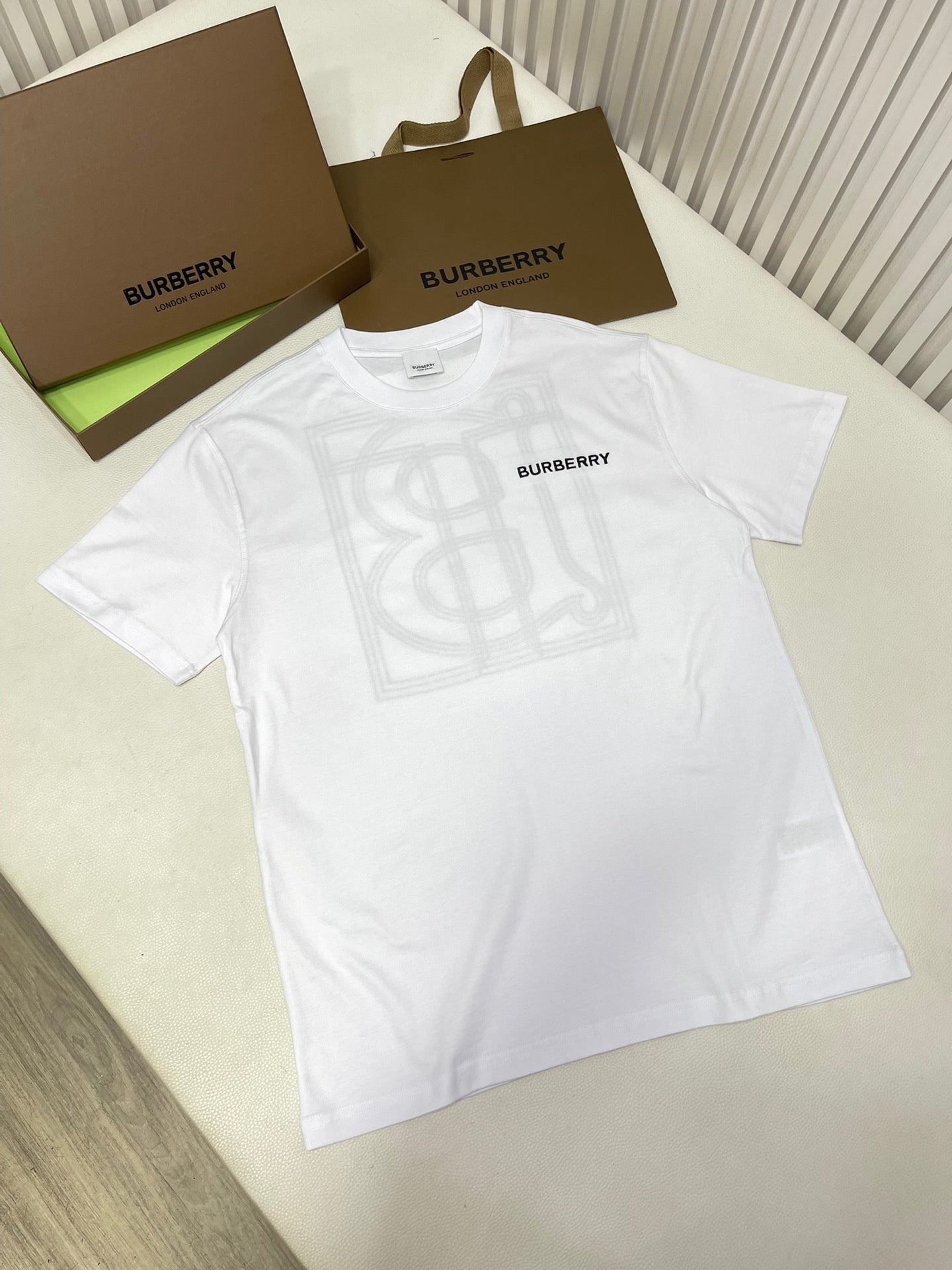 Schwarzes, weißes und blaues T-Shirt