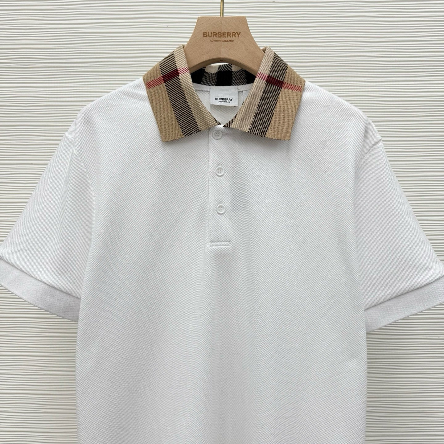 schwarzes und weißes Poloshirt