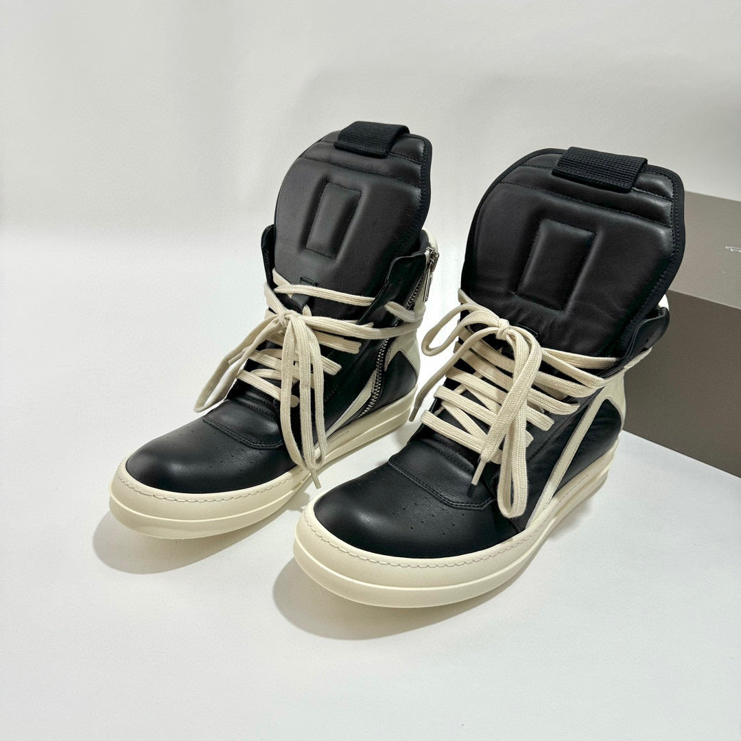 أحذية سوداء وبيضاء