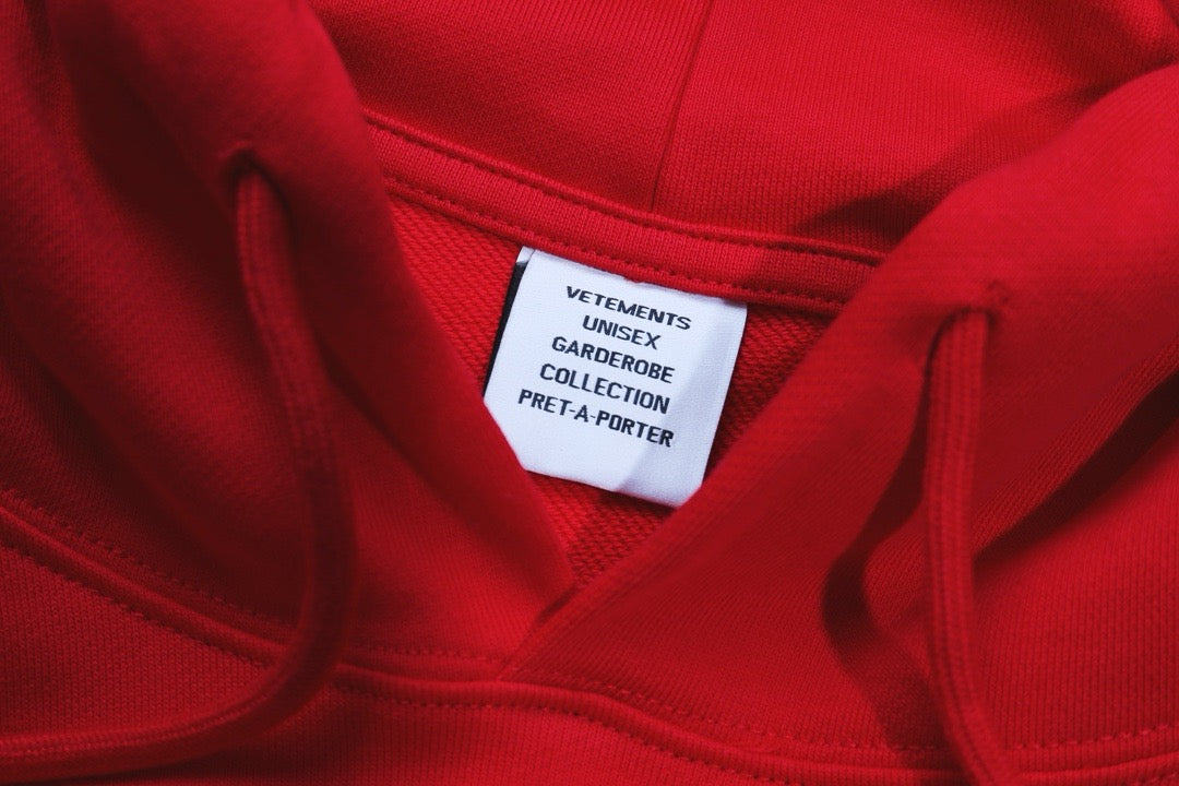 Schwarzer, roter und blauer Kapuzenpullover