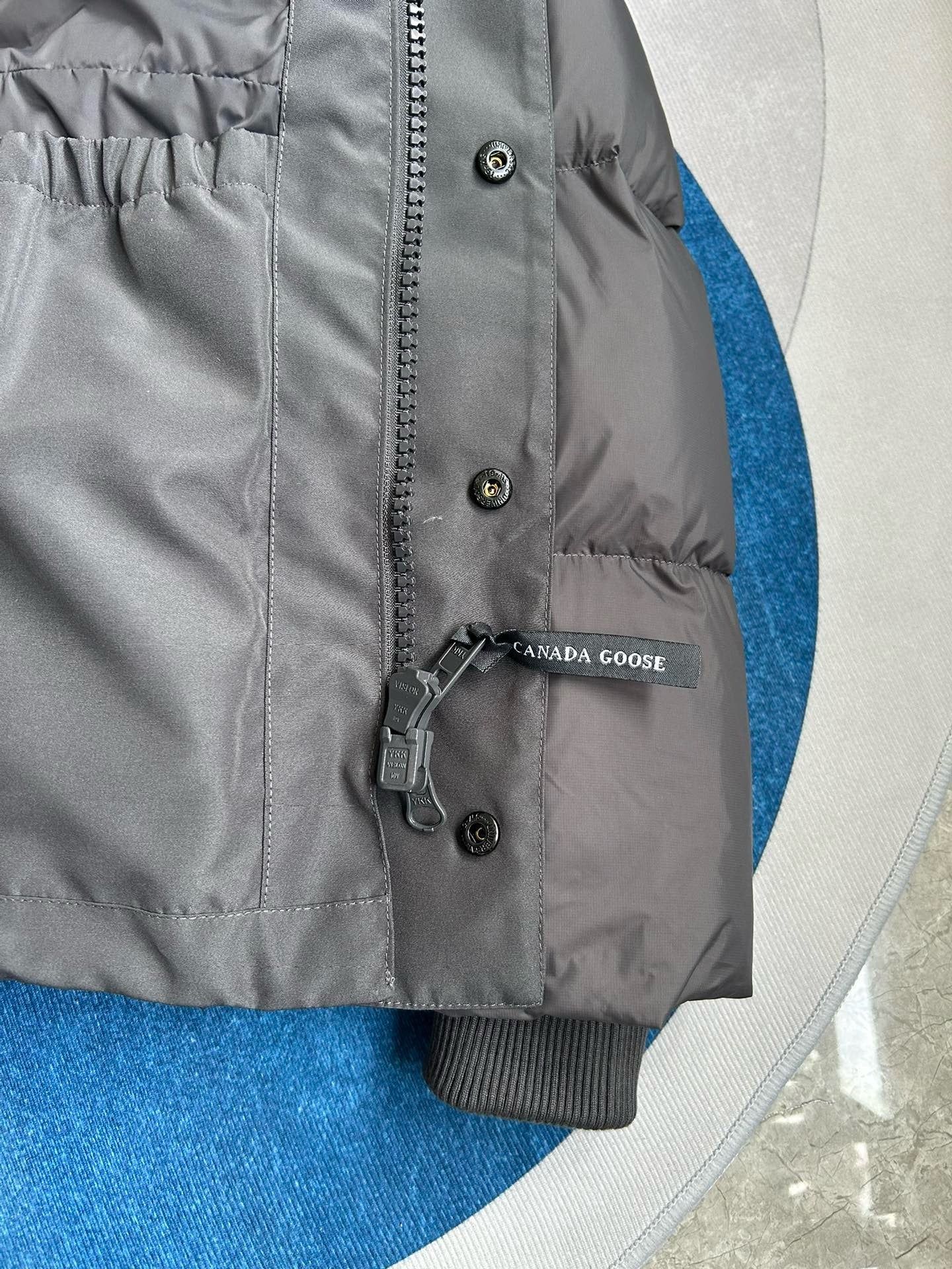 Weiße, graue und schwarze Jacke