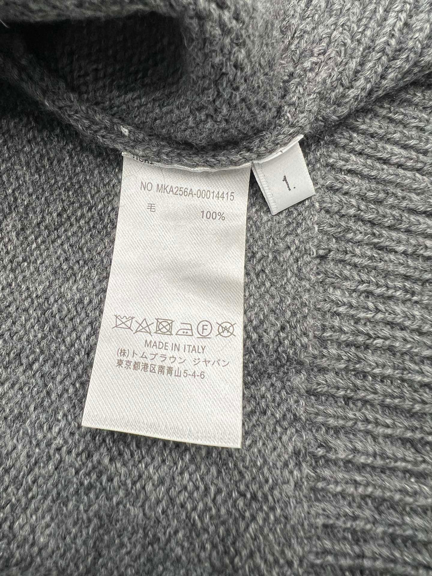 سترة متعددة الألوان