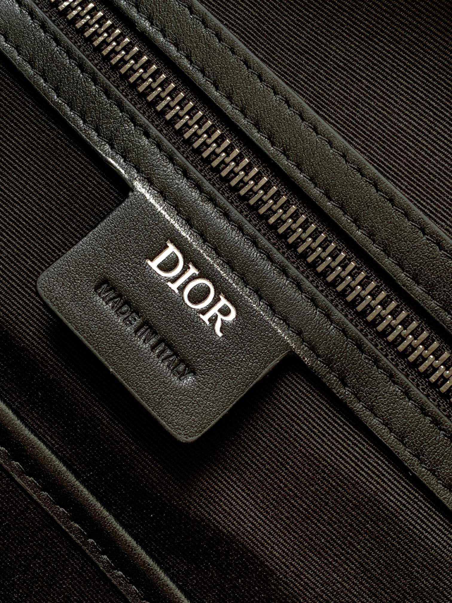 Graue und schwarze Tasche
