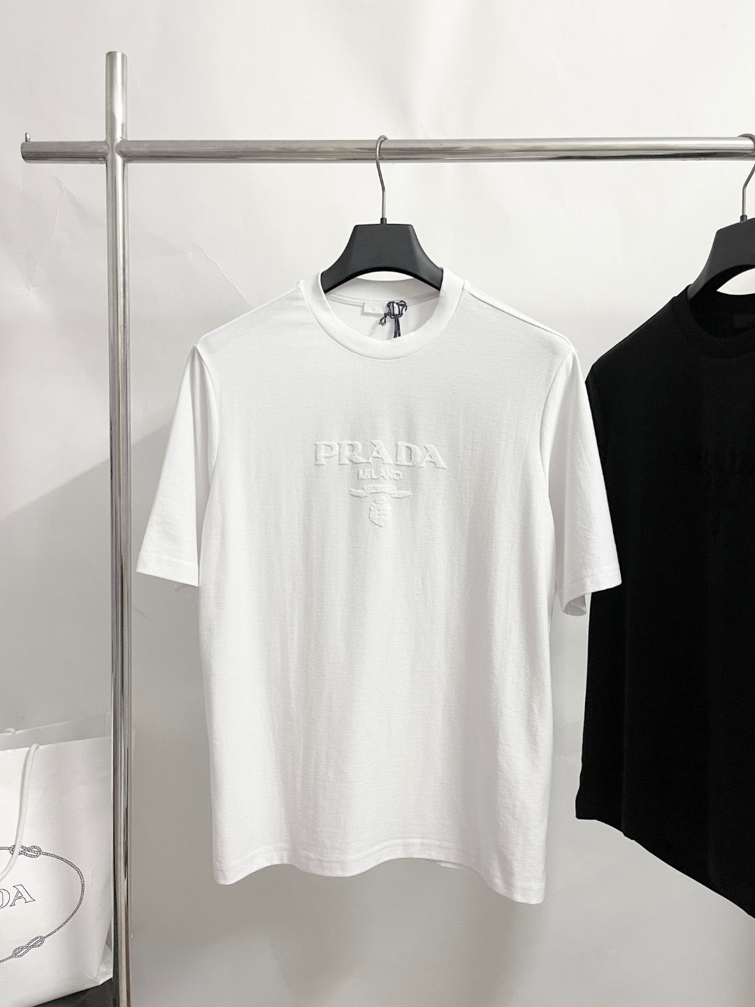 تي شيرت رمادي وأسود