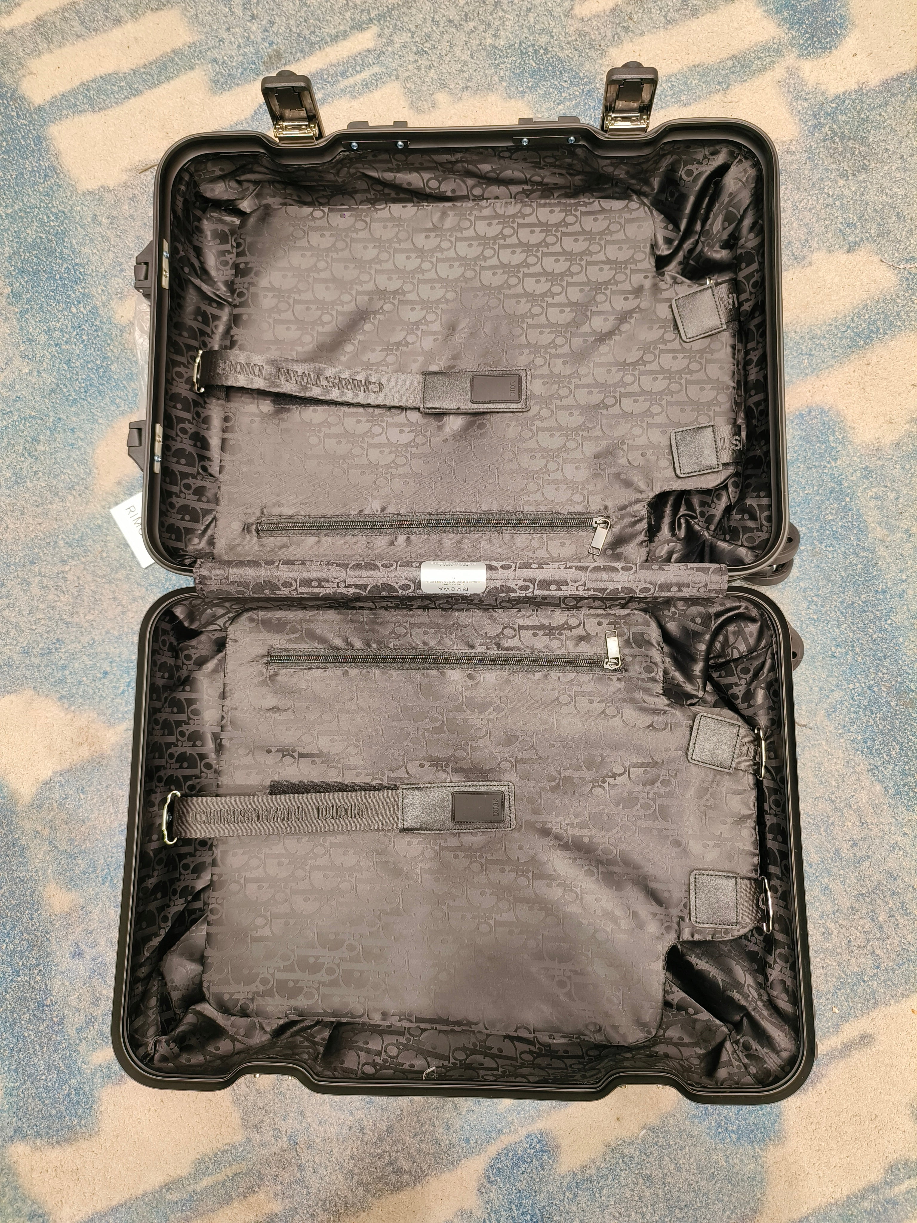 Schwarzer, silberner und brauner Koffer