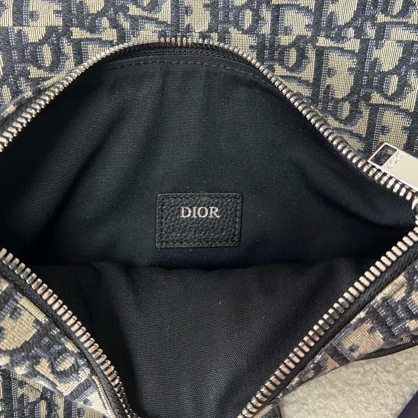 Blaue und schwarzgraue Tasche