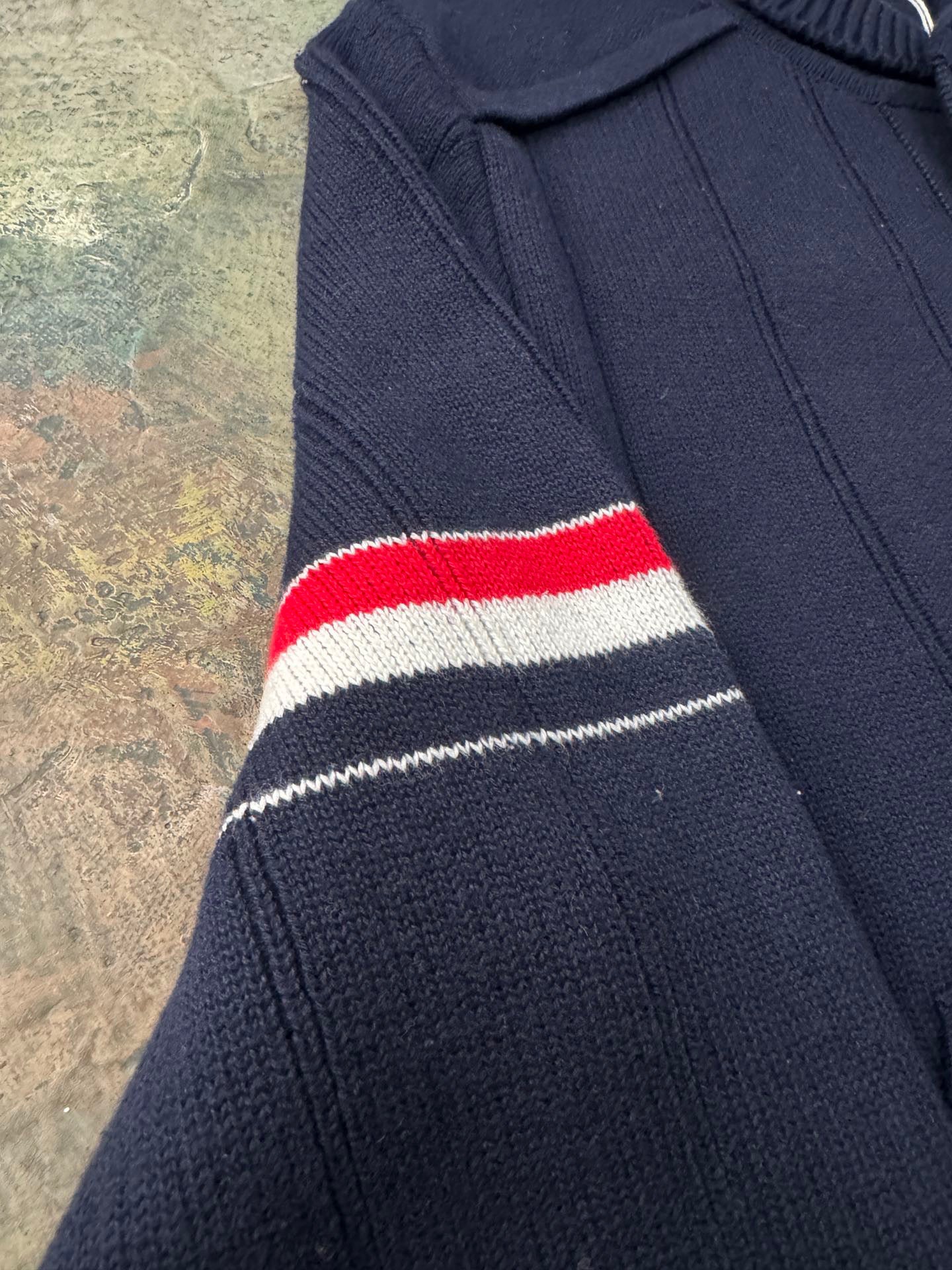 سترة متعددة الألوان