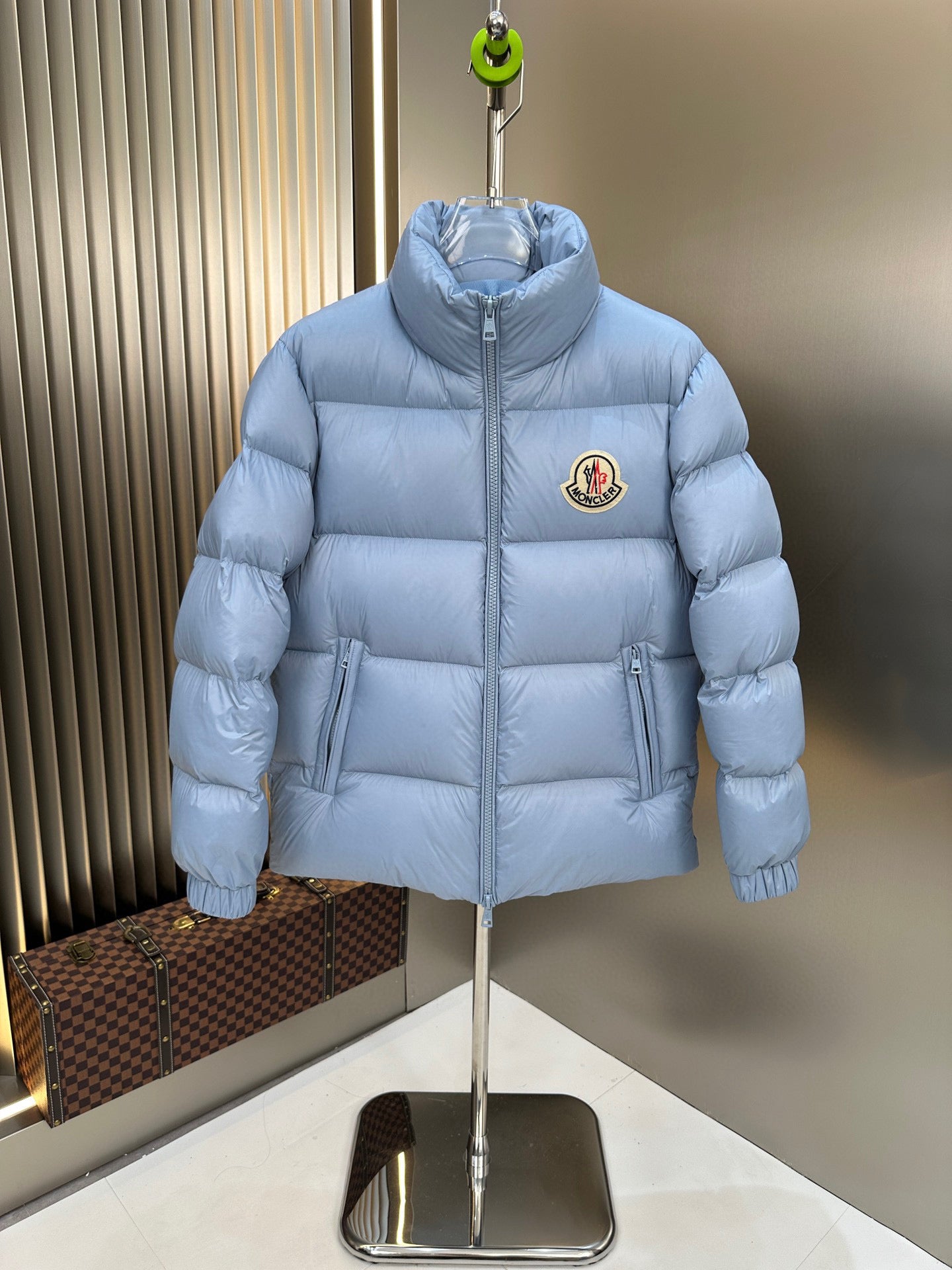 Blaue und schwarze Jacke