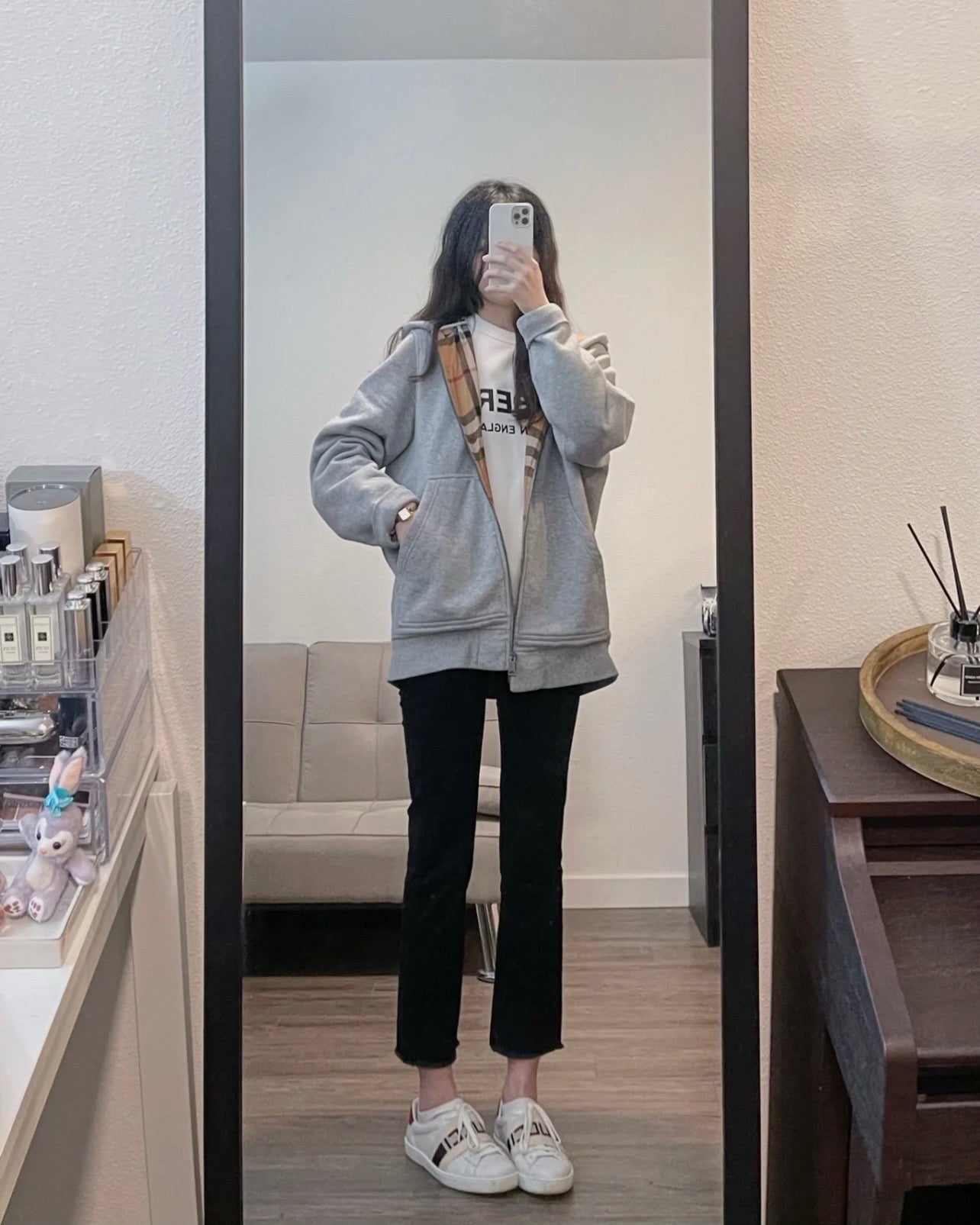 Schwarze und graue Jacke
