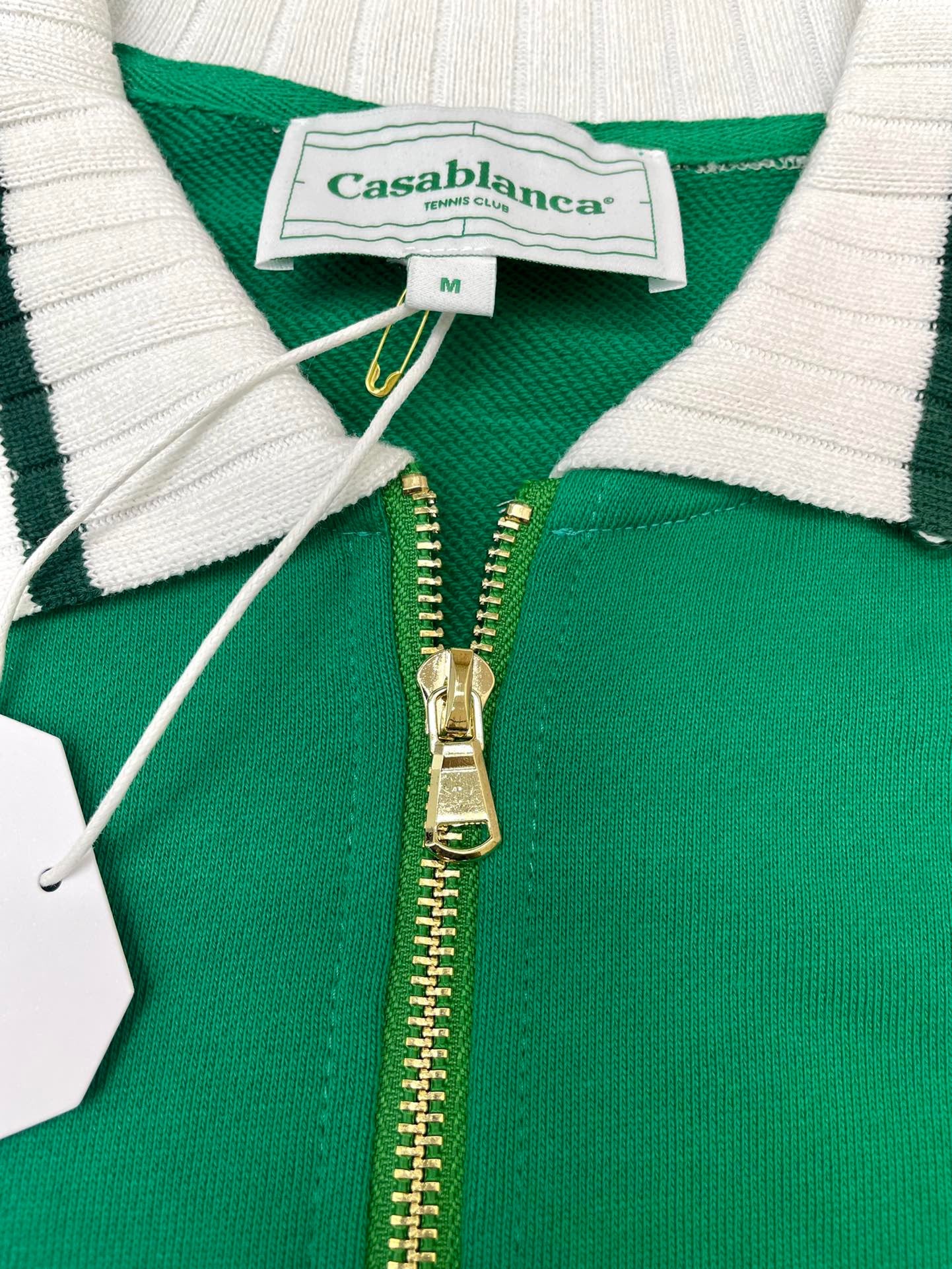 سترة حمراء وخضراء