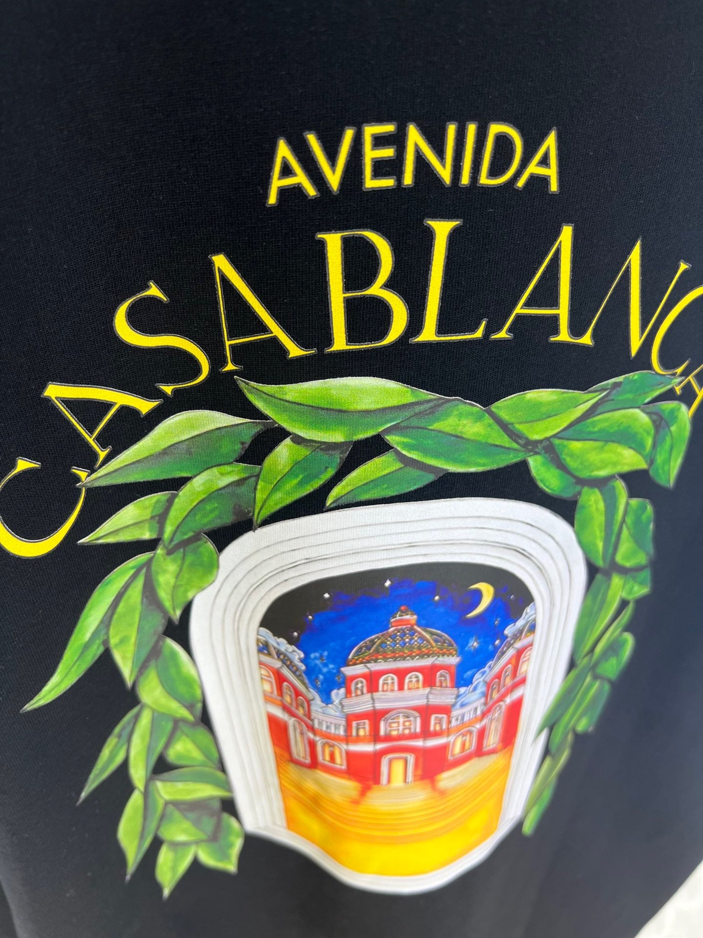 Camiseta azul y blanca