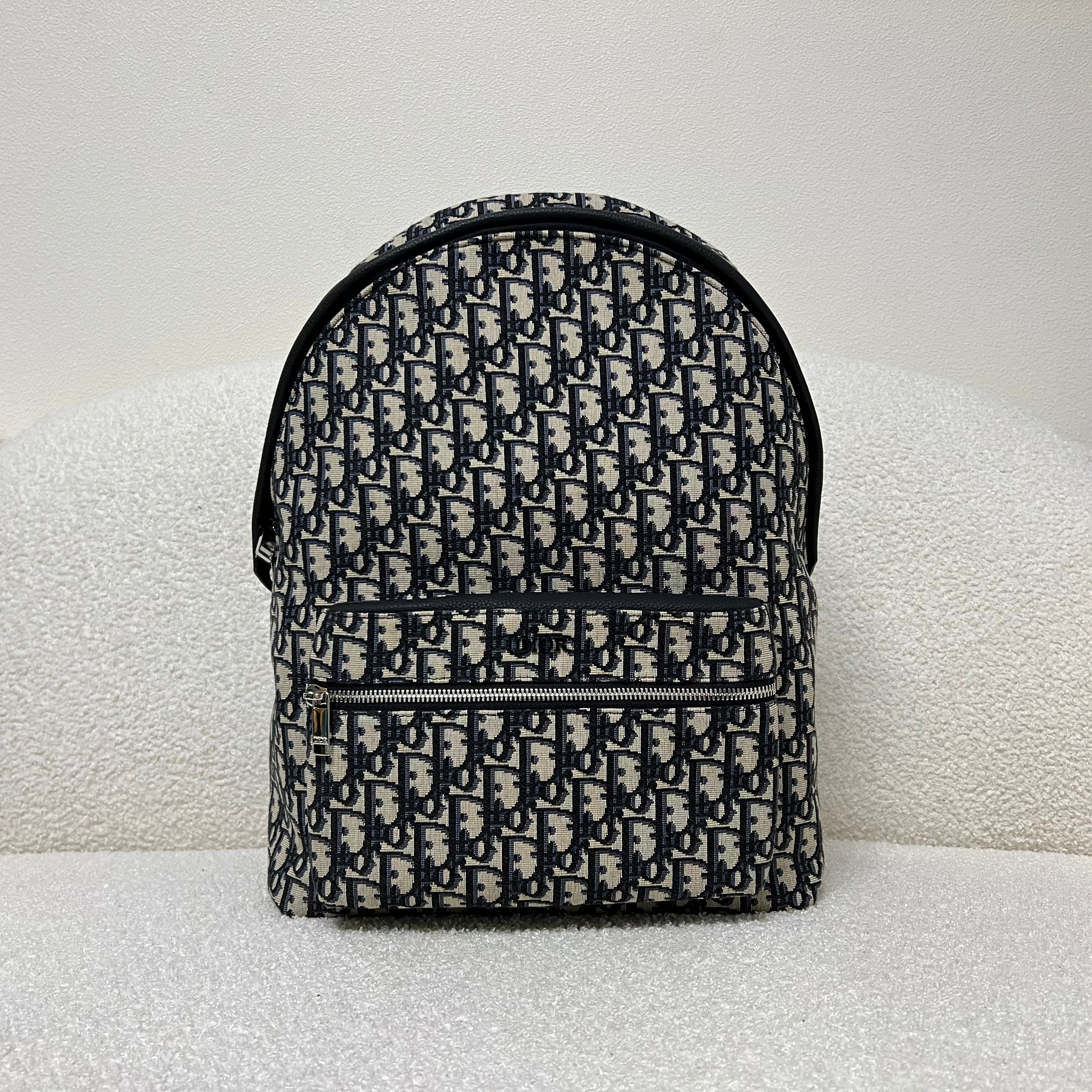 Blaue und schwarzgraue Tasche