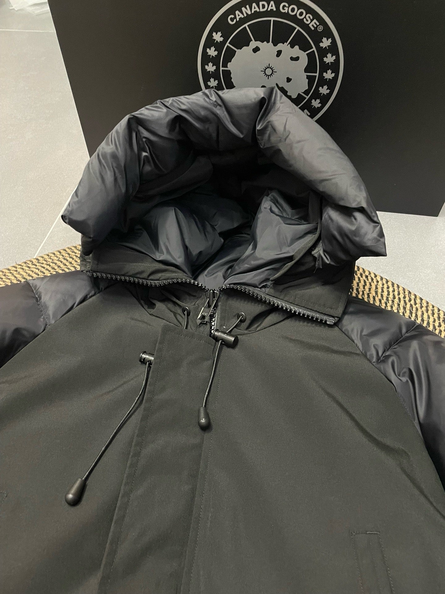 weiße und schwarze Jacke