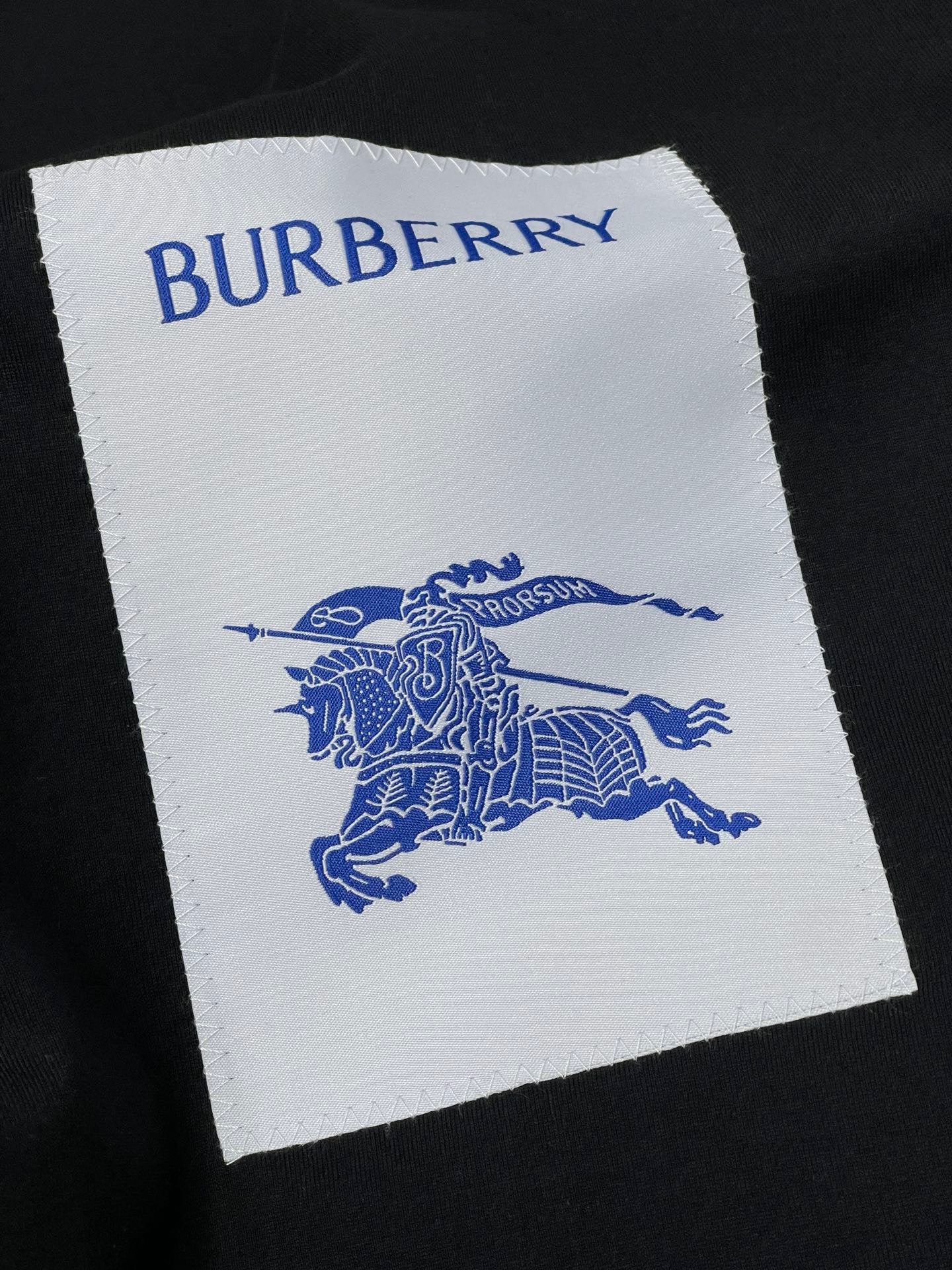 Camiseta negra, blanca y azul