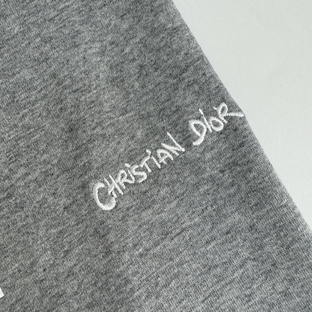 Graues und weißes T-Shirt