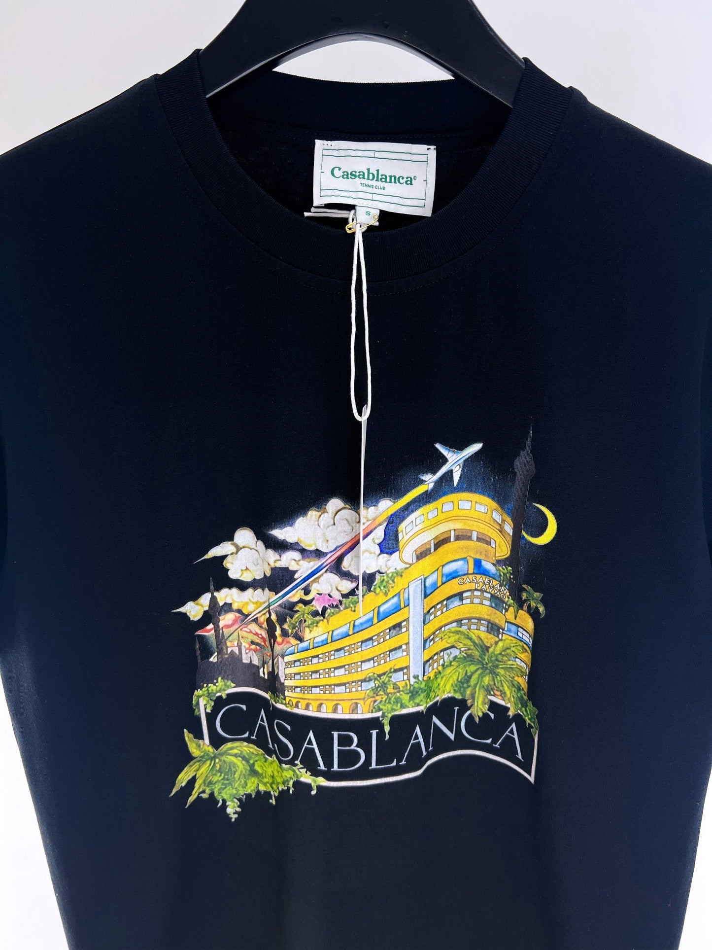 Camiseta azul y blanca