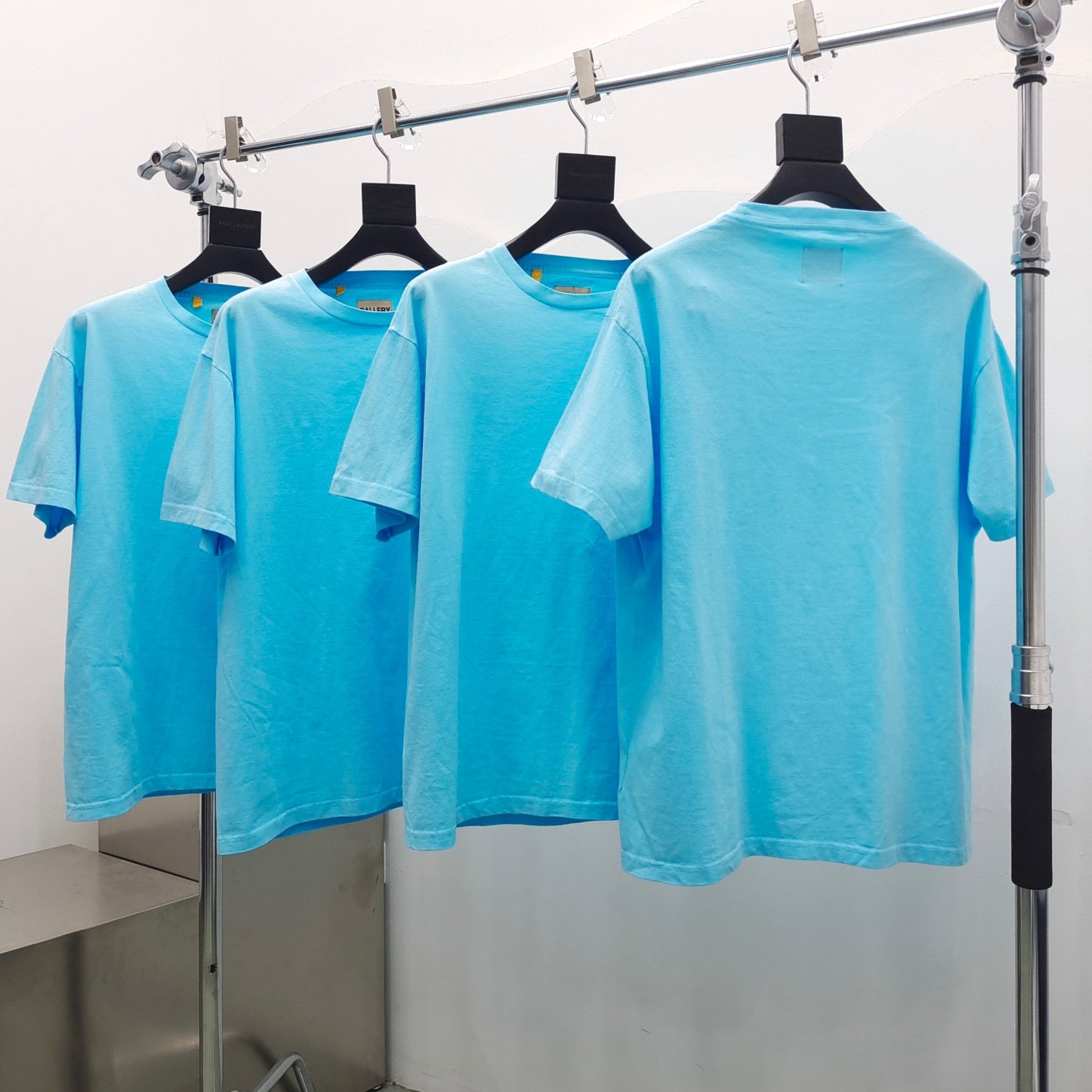 T-Shirt in Seeblau und Off-White