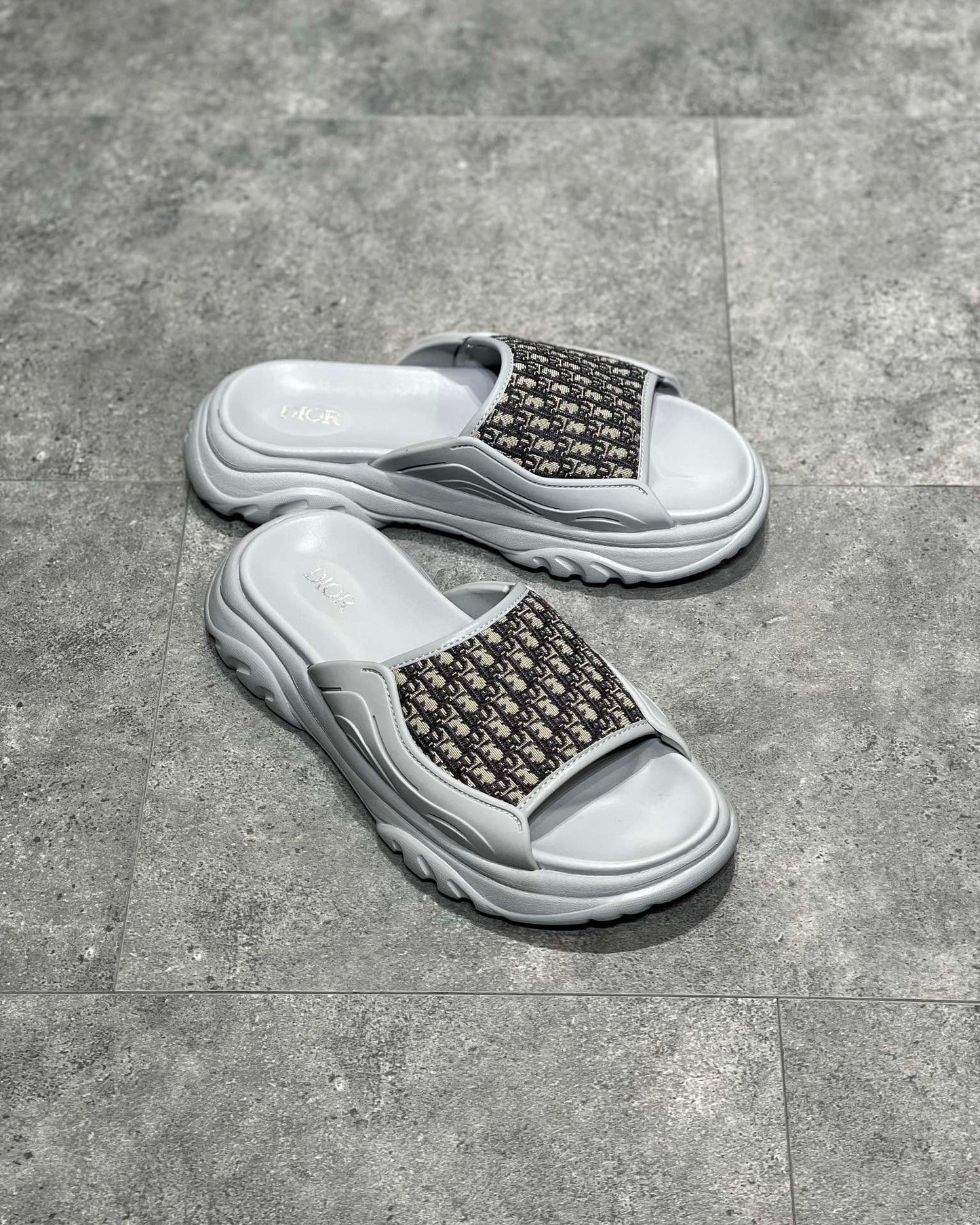 أحذية سوداء ورمادية