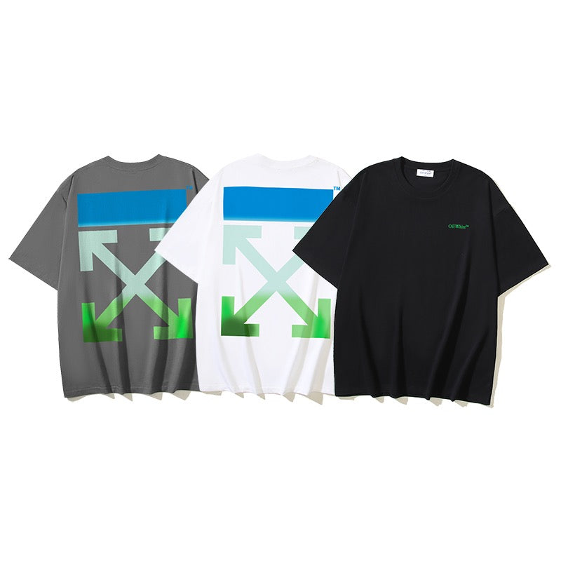 Dunkelschwarzes, schwarz-weißes T-Shirt