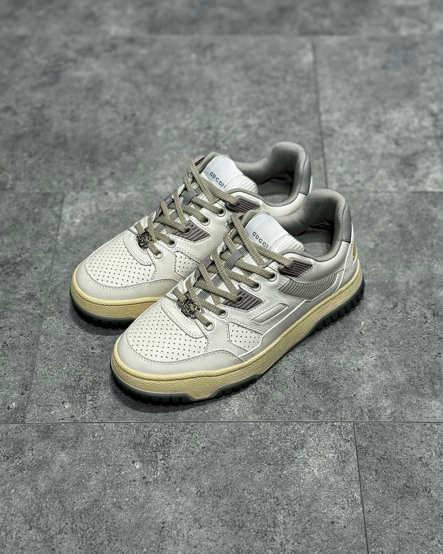 Weißgraue Schuhe