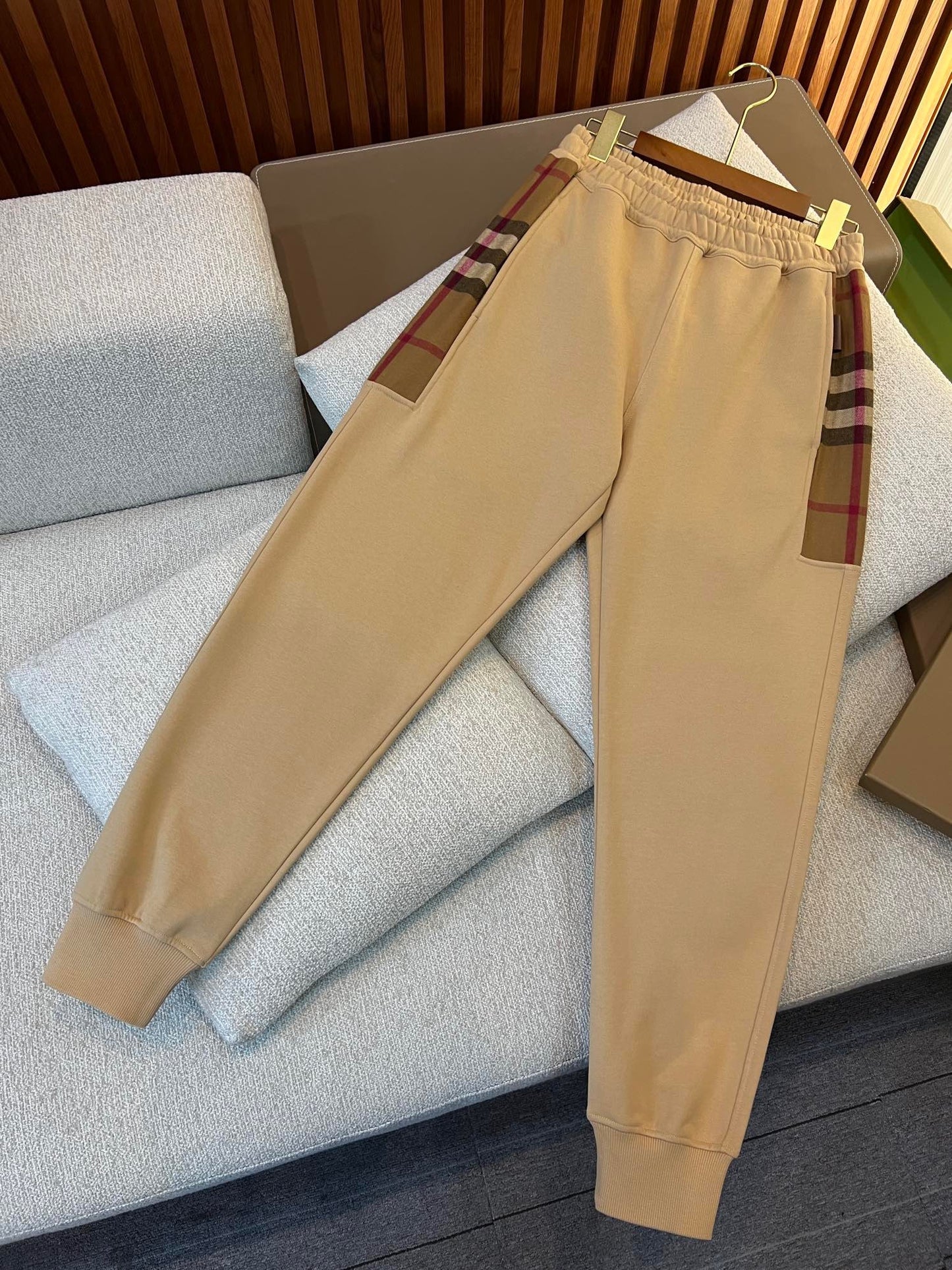 Schwarze, graue, khakifarbene und blaue Hose