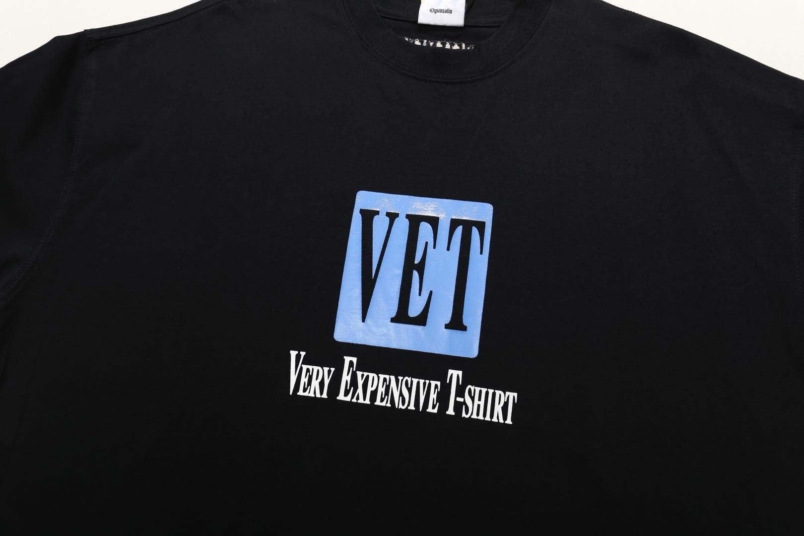 Weißes und schwarzes T-Shirt