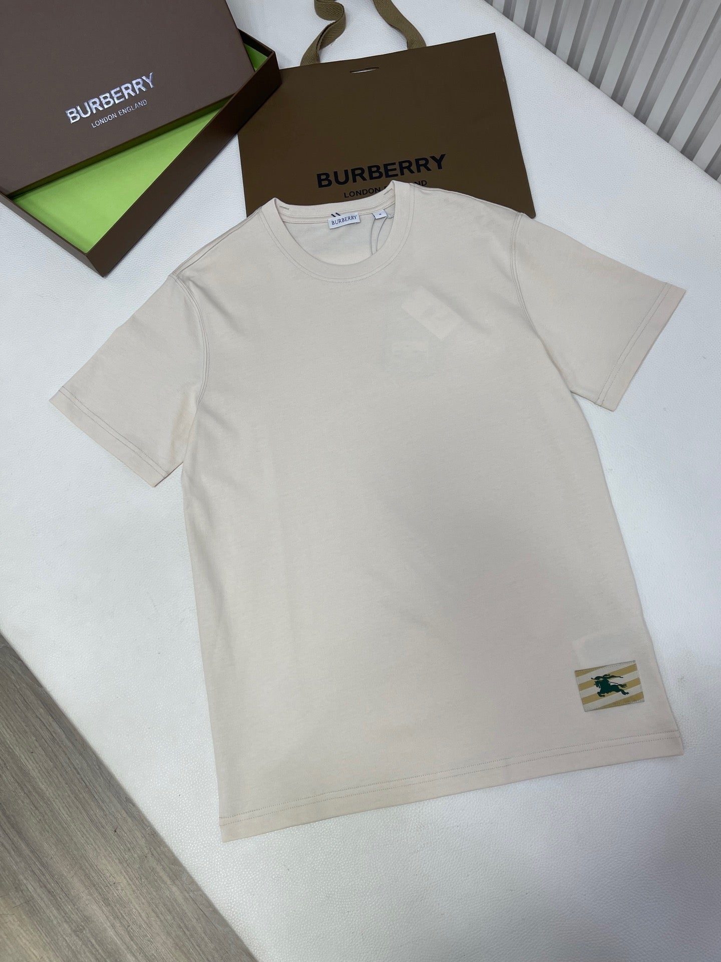 Weißes, grünes und schwarzes T-Shirt