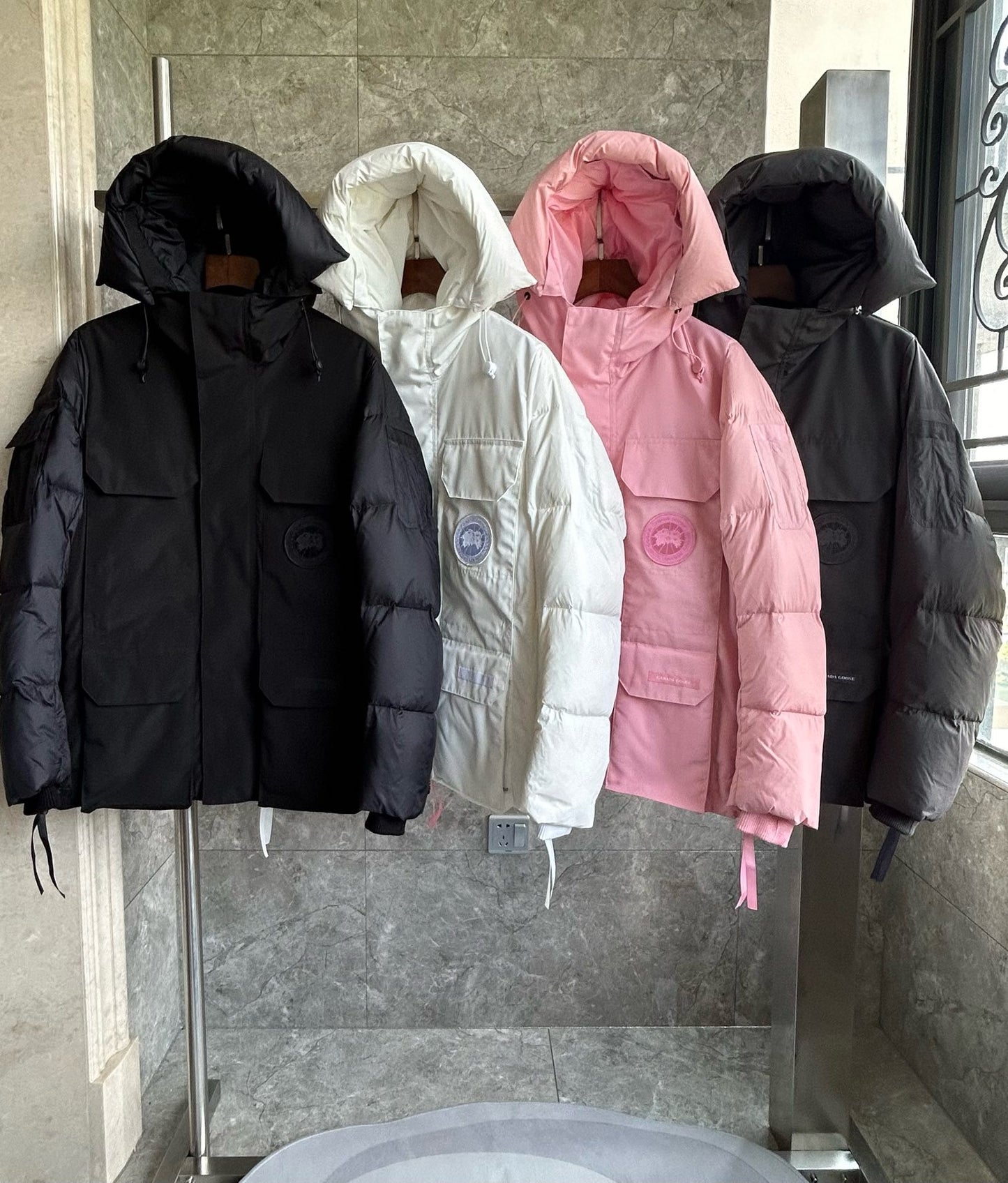 Weiße, graue und schwarze Jacke