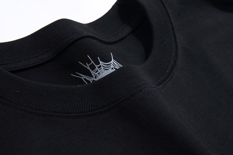 Rotes und schwarzes T-Shirt