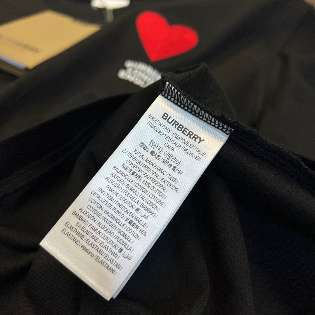 Schwarz-weißes T-Shirt