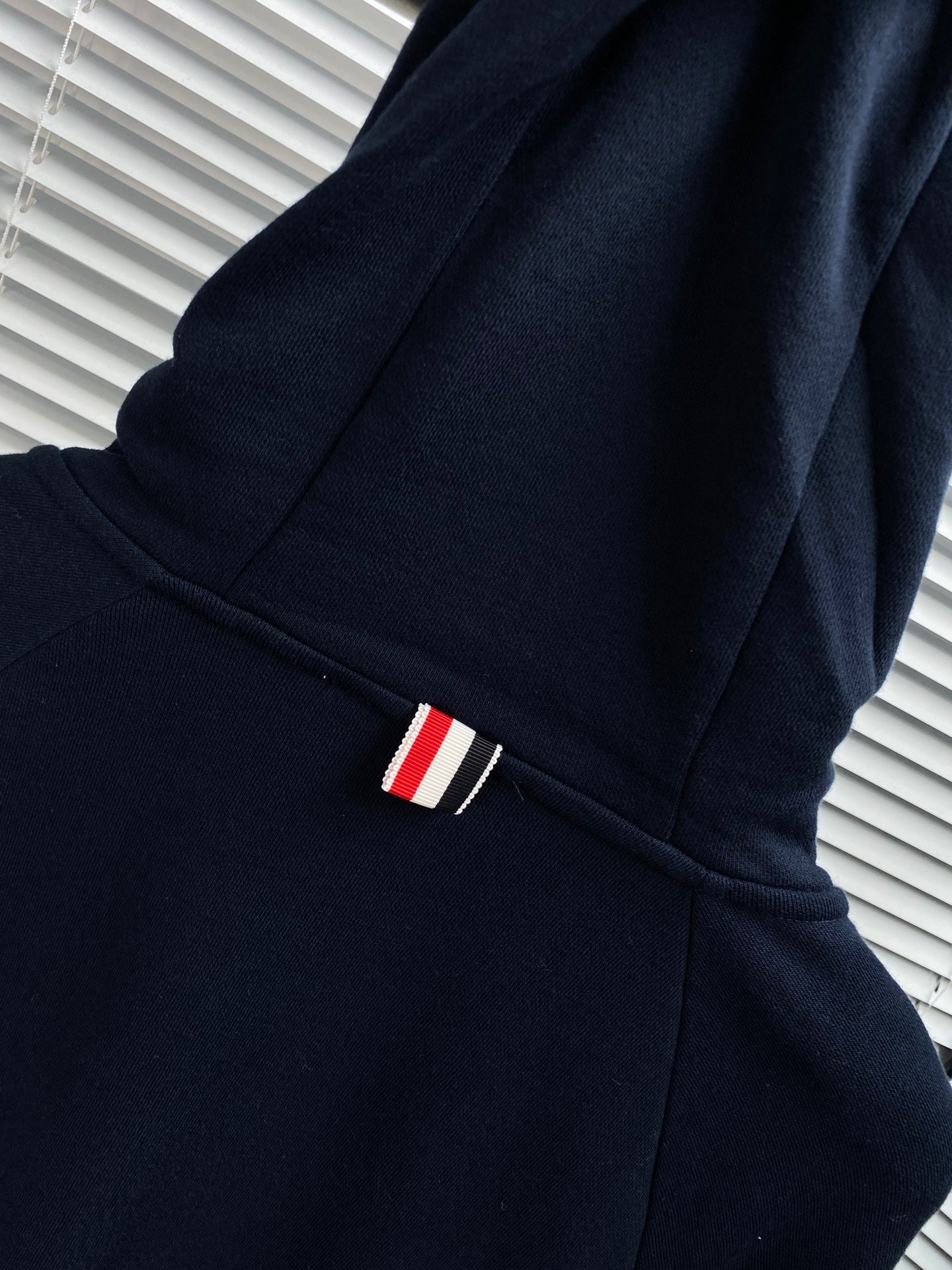 Dunkelblaue und graue Jacke