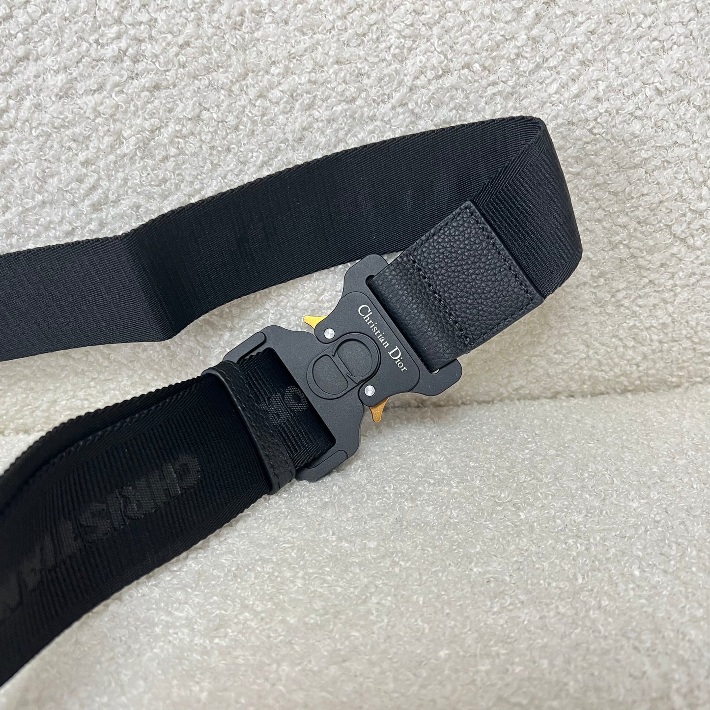 Blaue und schwarzgraue Tasche