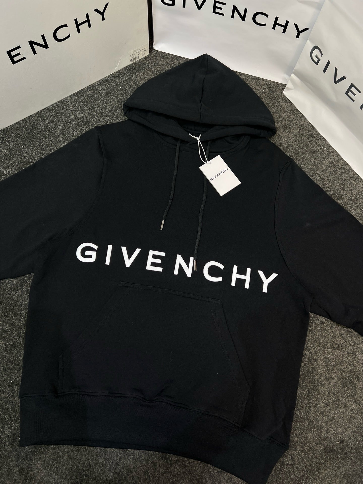 Schwarzer Hoodie