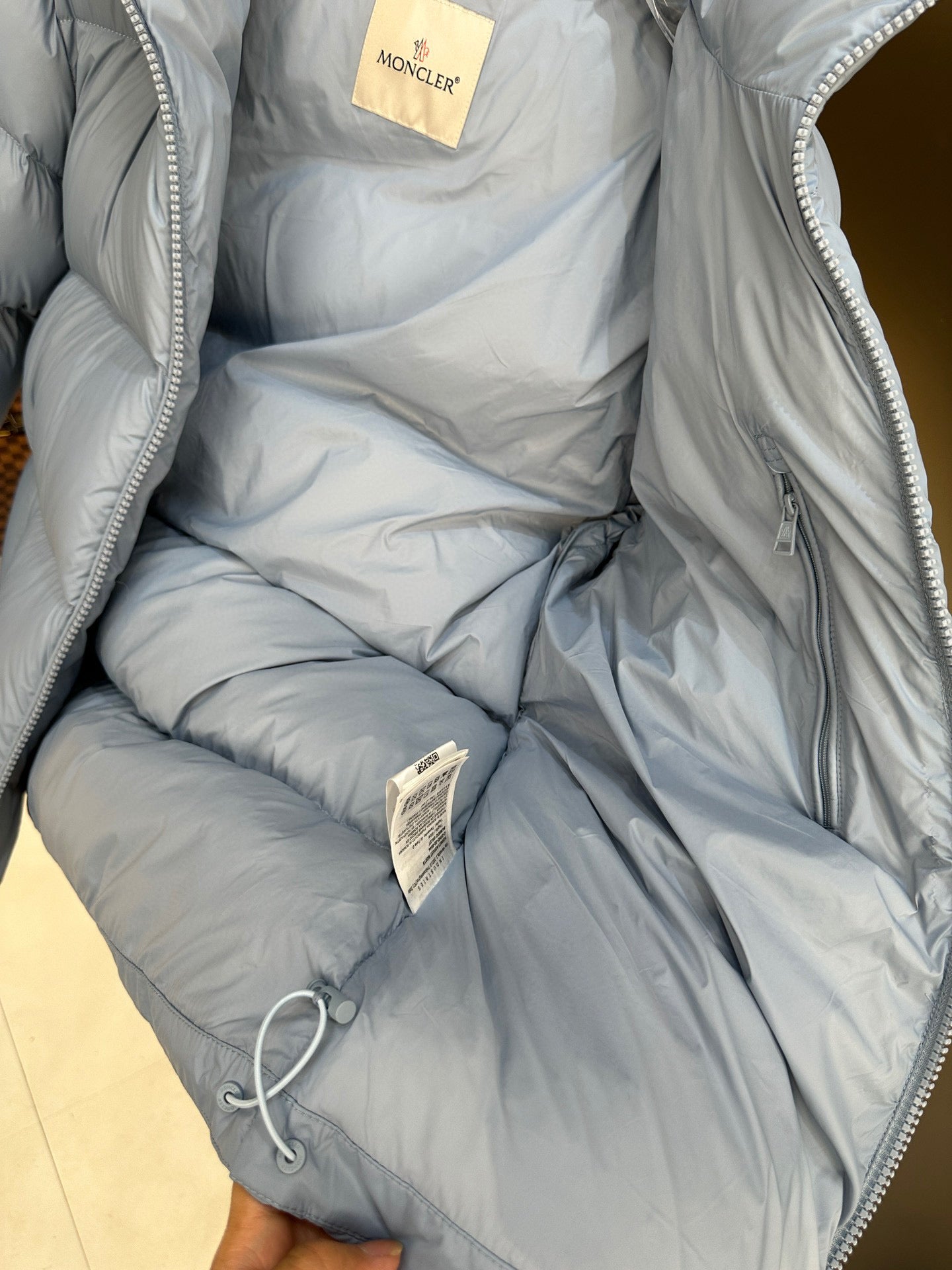 Blaue und schwarze Jacke