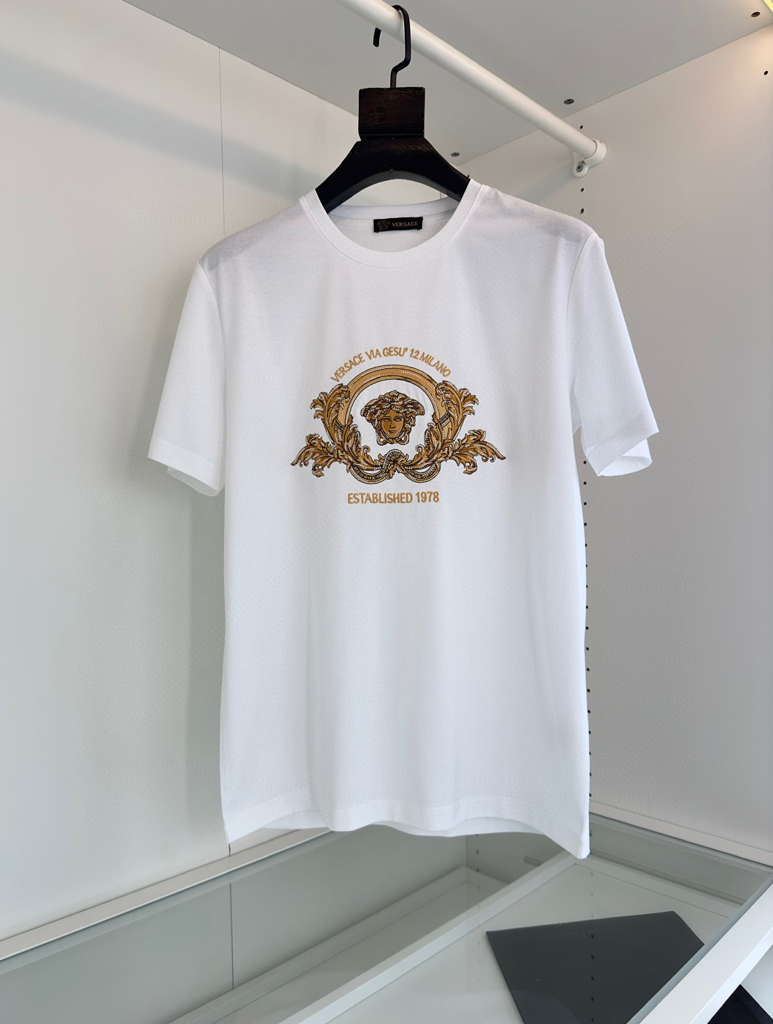 Schwarz-weißes T-Shirt