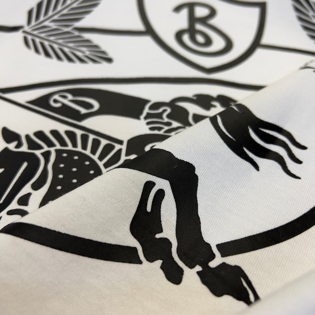 Schwarz-weißes T-Shirt