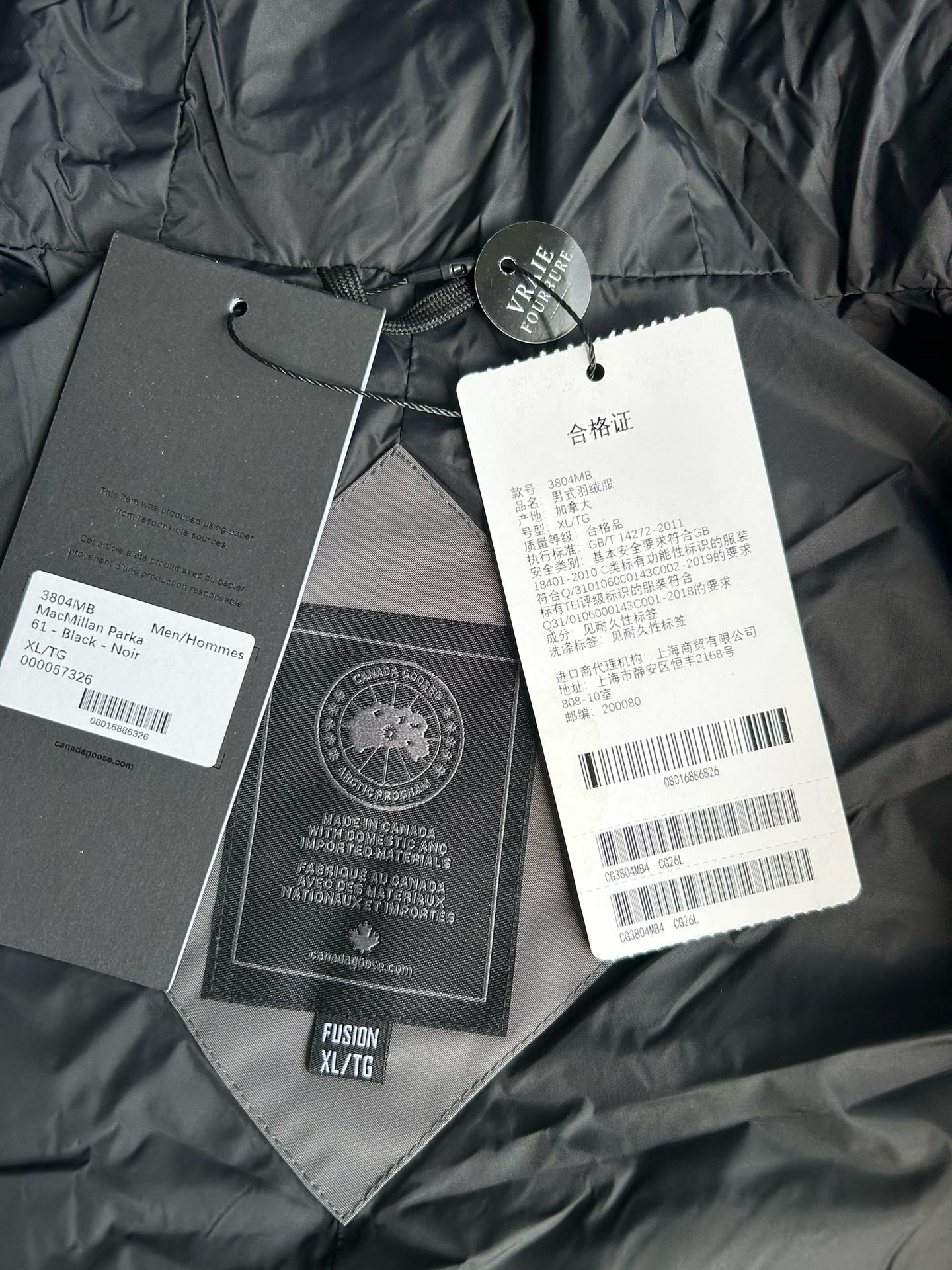 Weiße, graue, blaue und schwarze Jacke