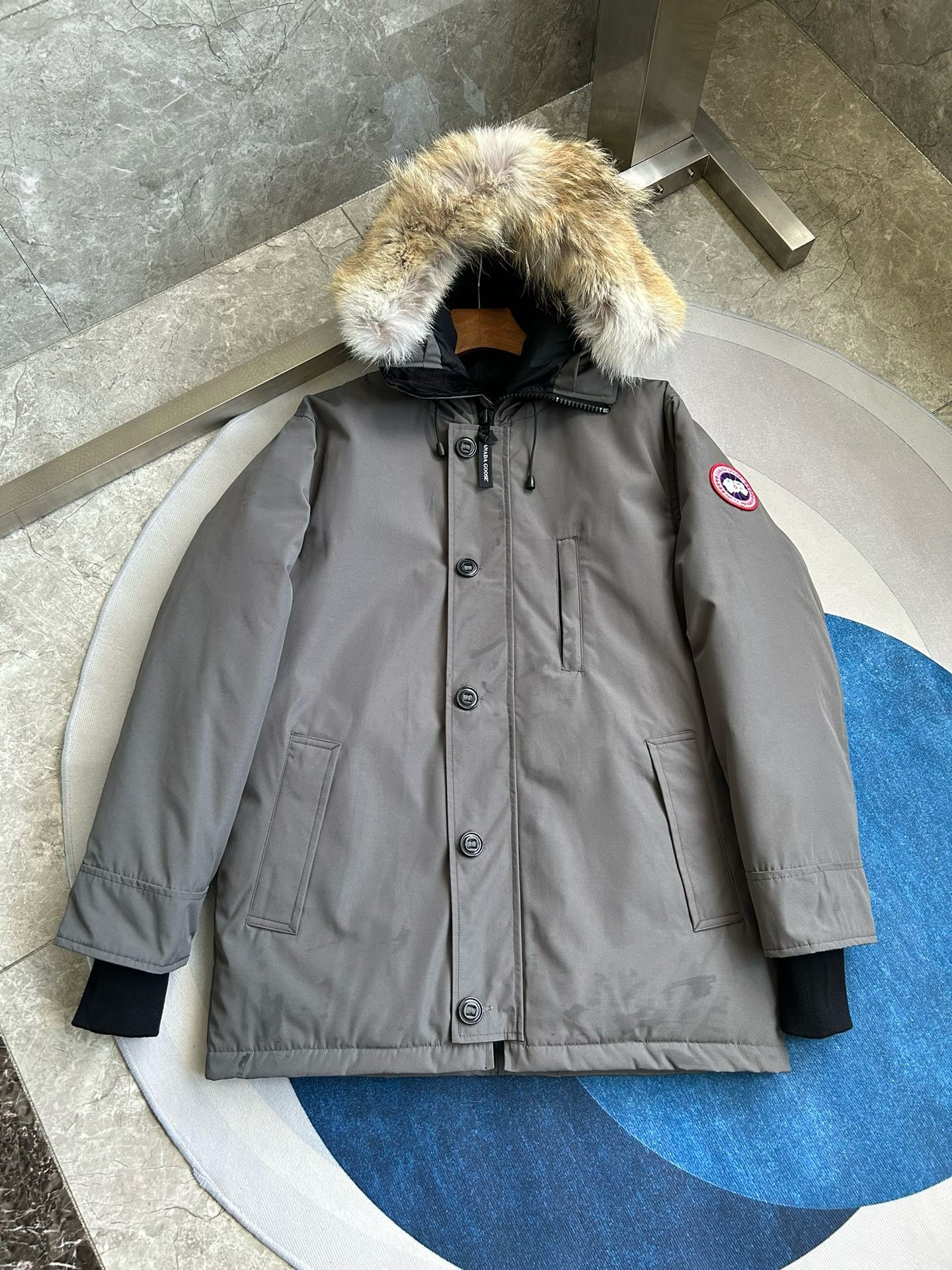 Schwarze und graue Jacke