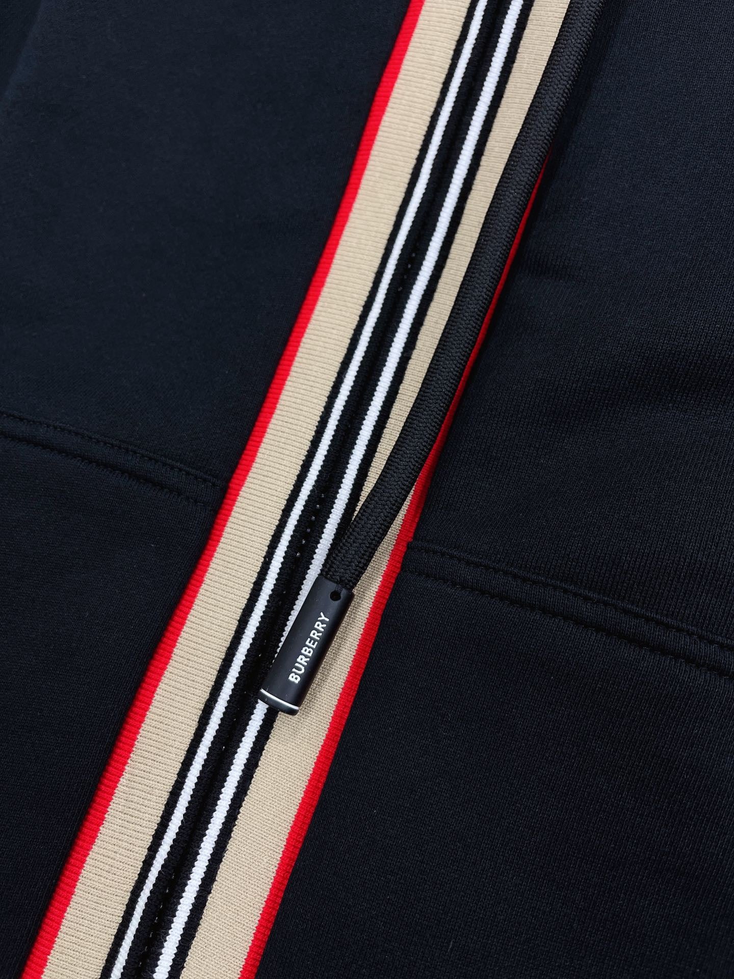 Schwarze, blaue und graue Jacke