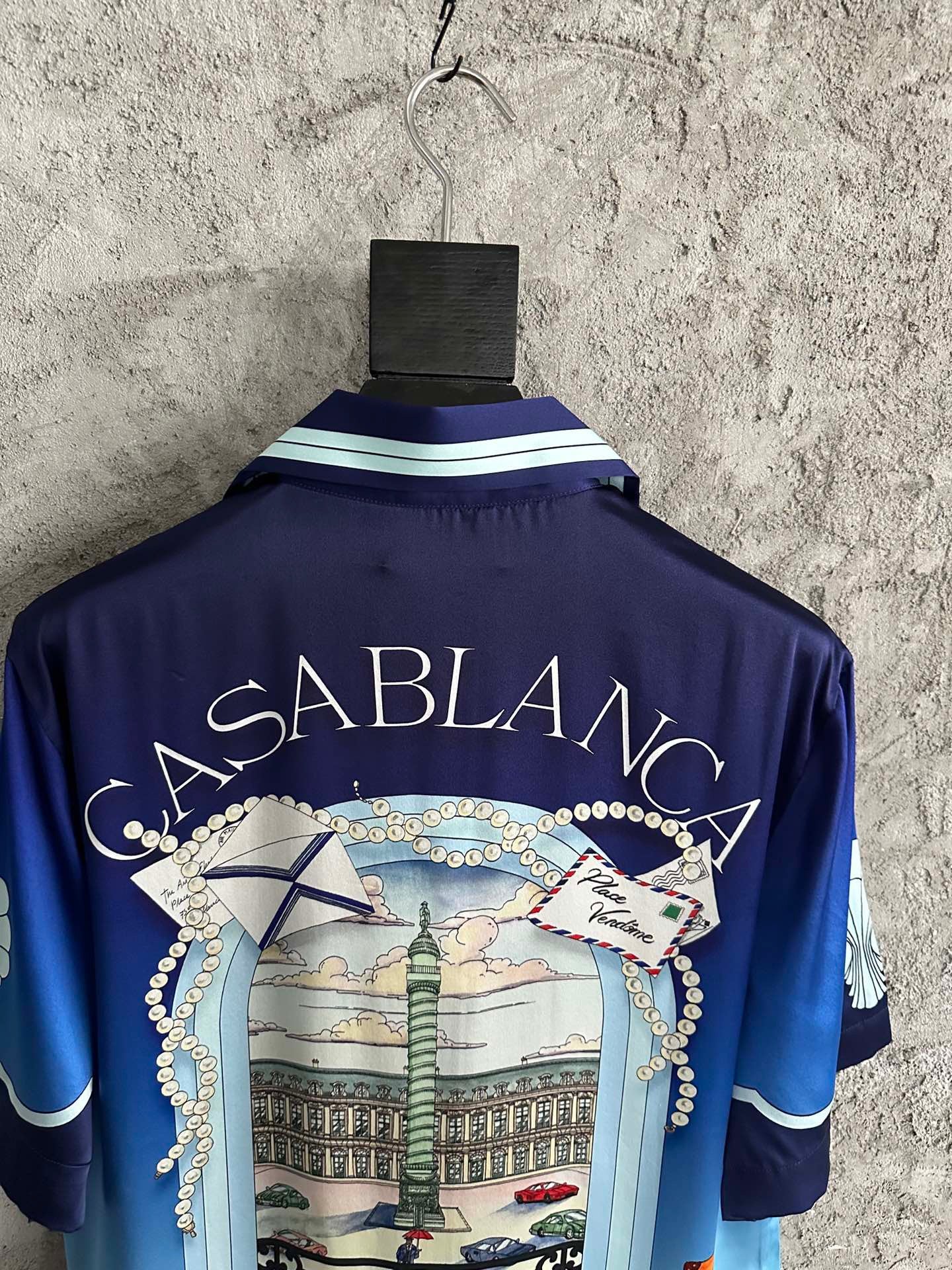 Blaues Shirt